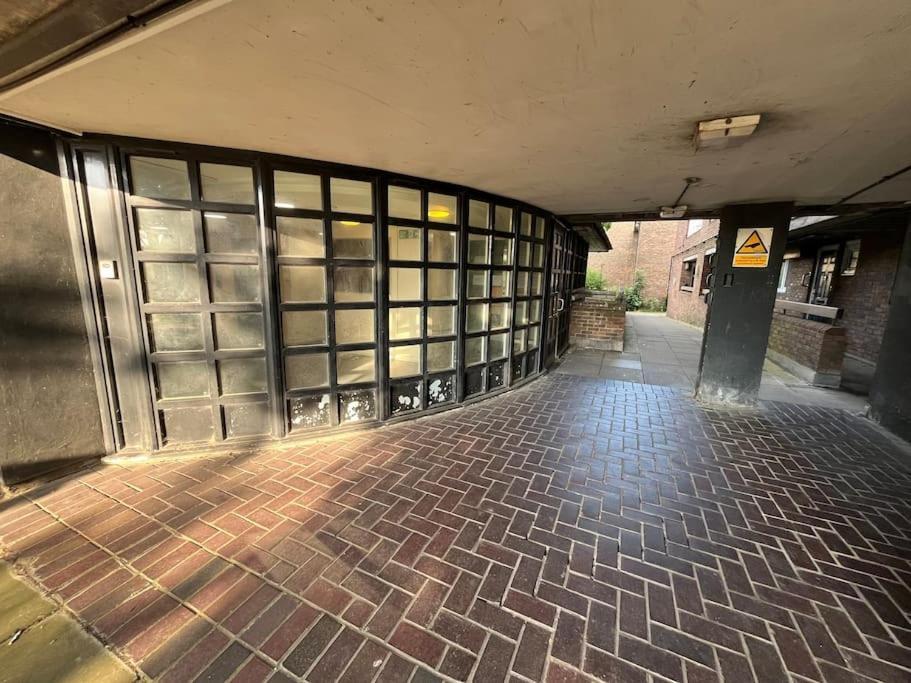 Spacious Flat Close To Elizabeth Line Apartment London