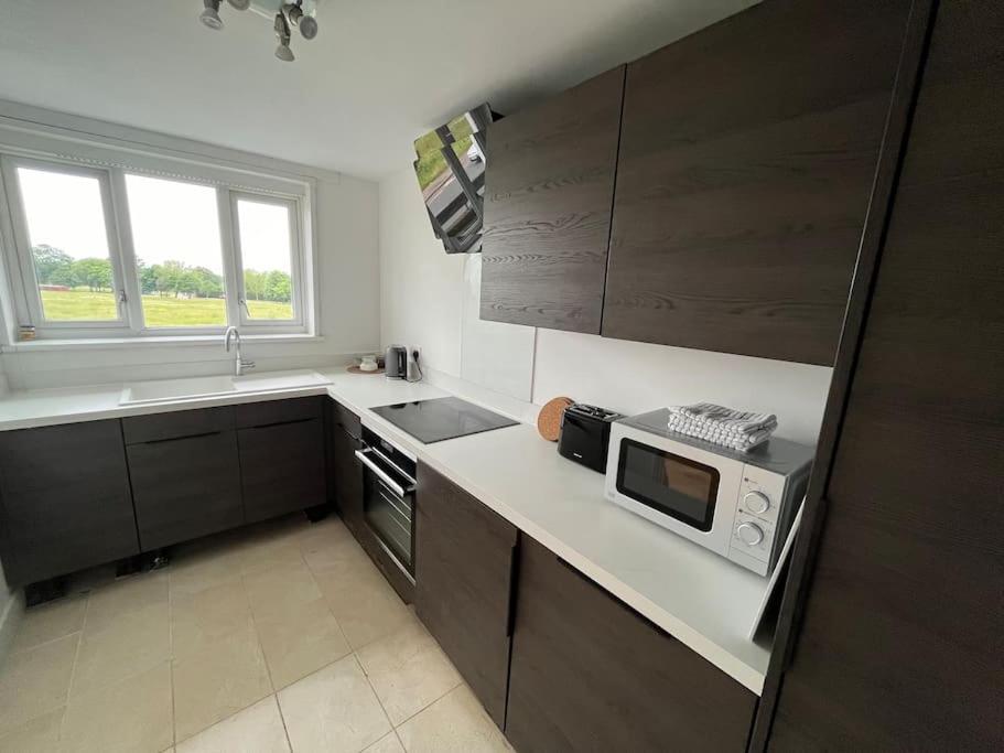 Apartment Spacious Flat Close To Elizabeth Line *