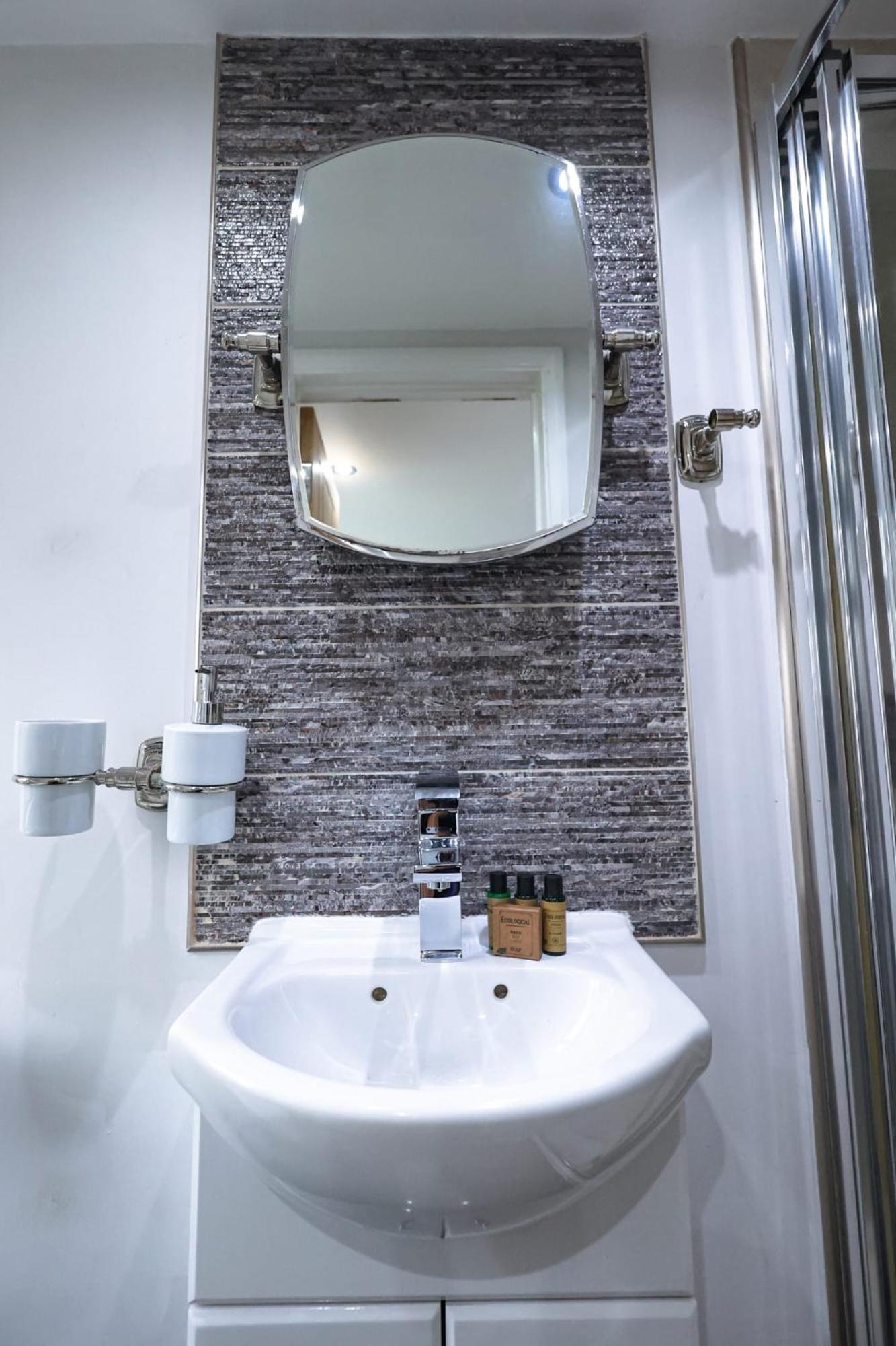 The Heart Of Brick Lane, Sleeps 7! Holiday home *