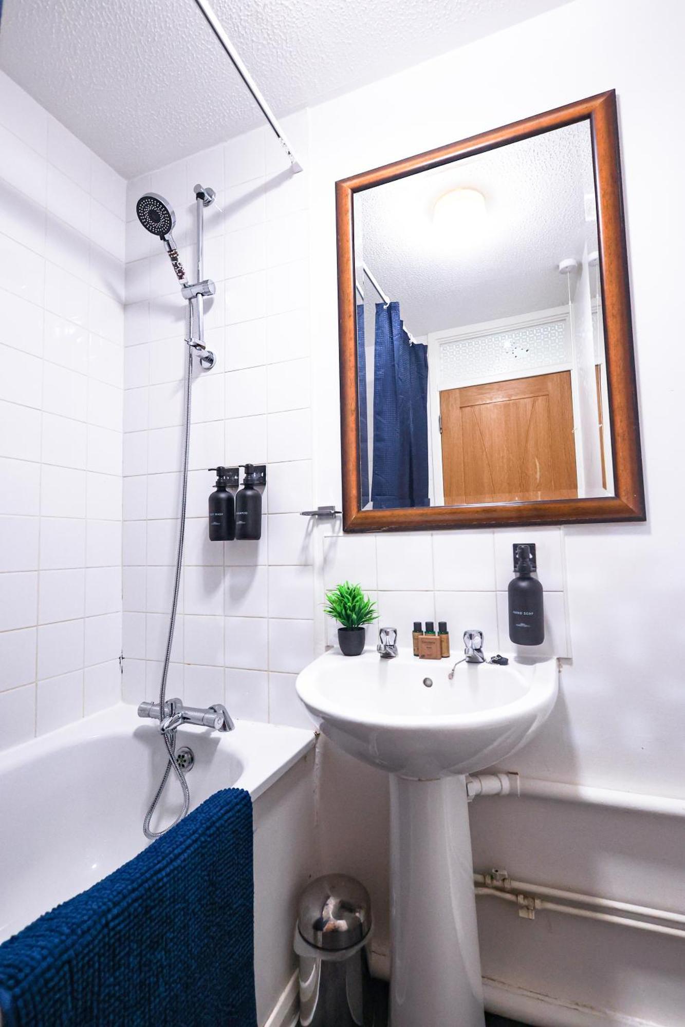 The Heart Of Brick Lane, Sleeps 7! Holiday home London