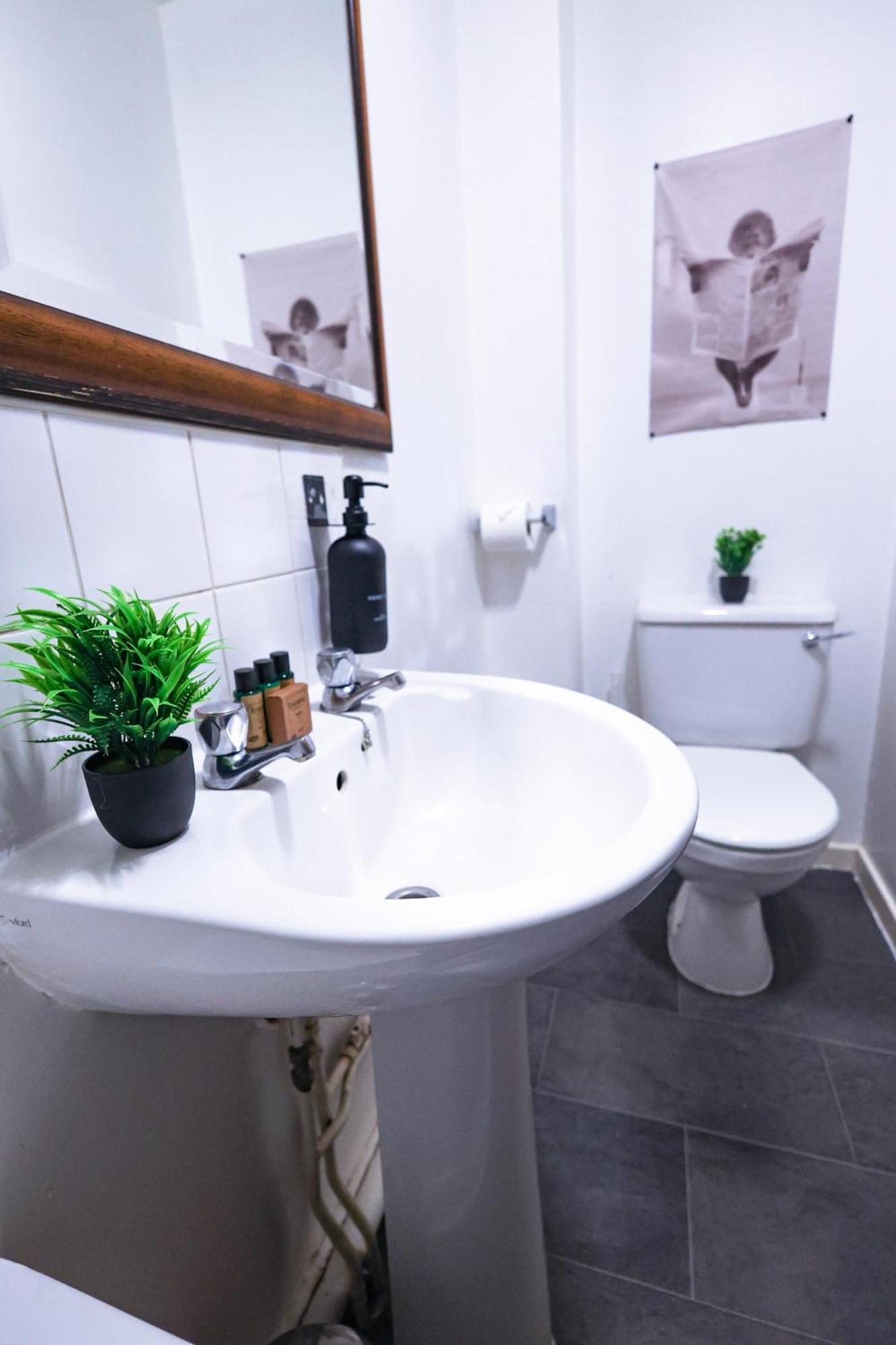The Heart Of Brick Lane, Sleeps 7! Holiday home London