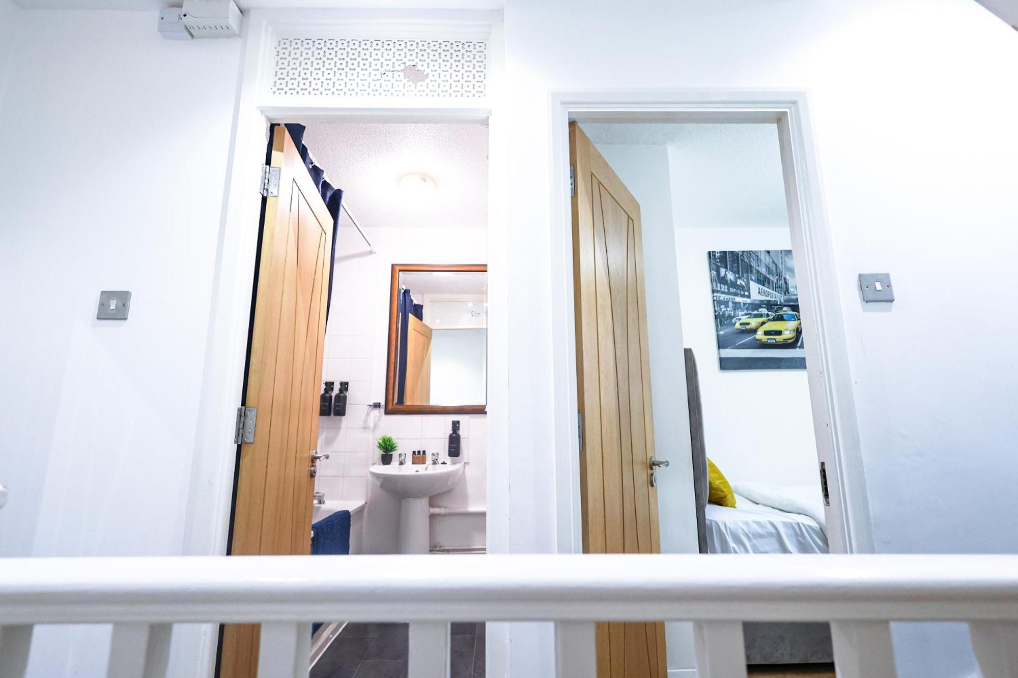 The Heart Of Brick Lane, Sleeps 7! Holiday home *