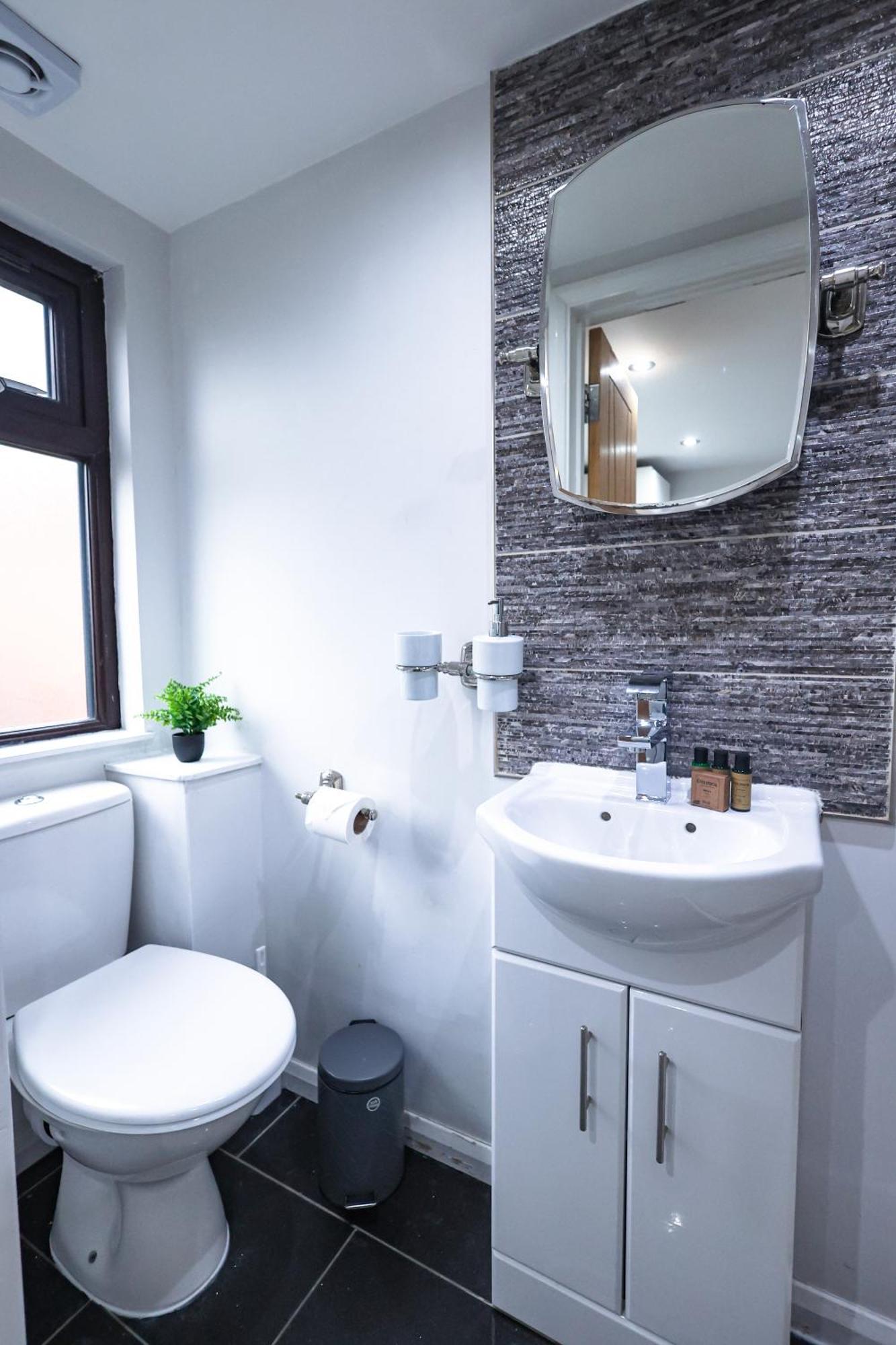 The Heart Of Brick Lane, Sleeps 7! Holiday home *