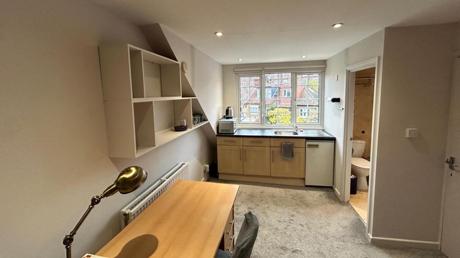 En-suite In Family House With Dog-white City, Westfield *