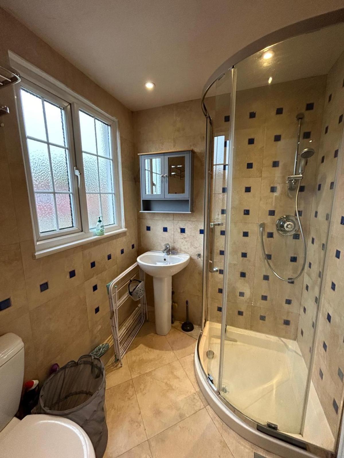 En-suite In Family House With Dog-white City, Westfield London