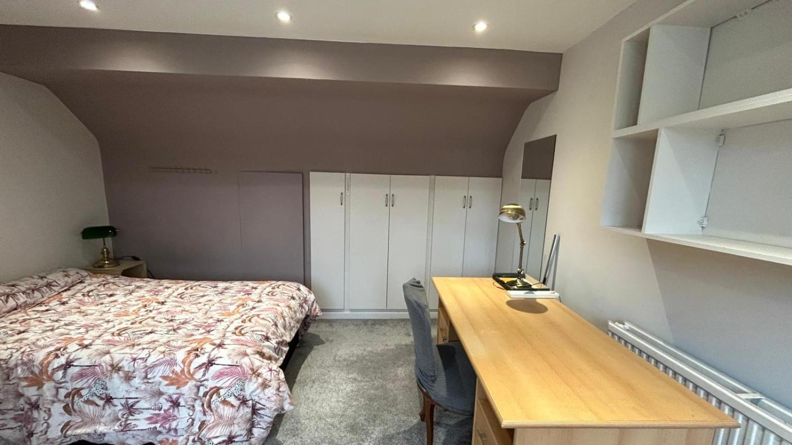 Apartment En-suite In Family House With Dog-white City, Westfield