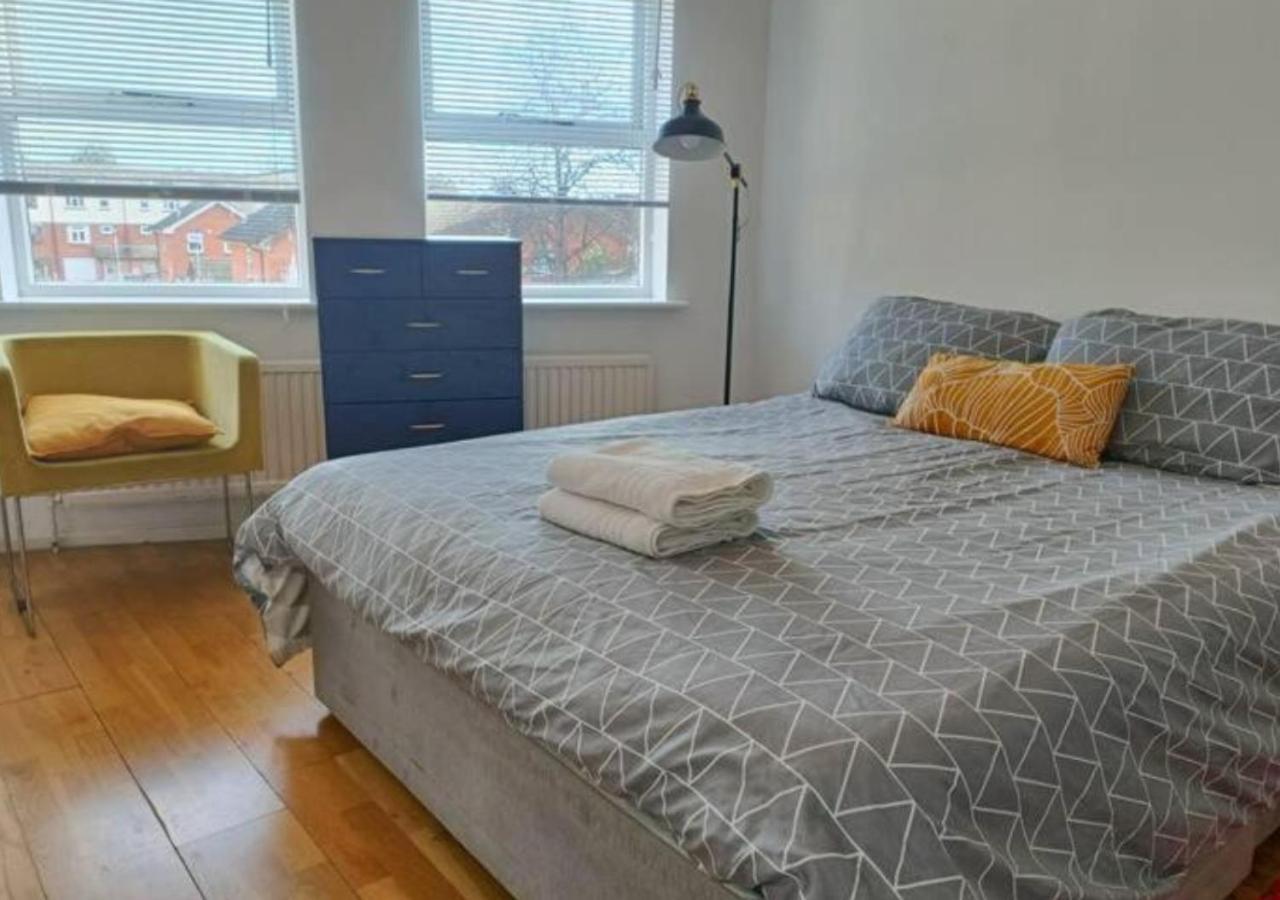 2 Bed Functional House Close To Manor Park Train Station Londen