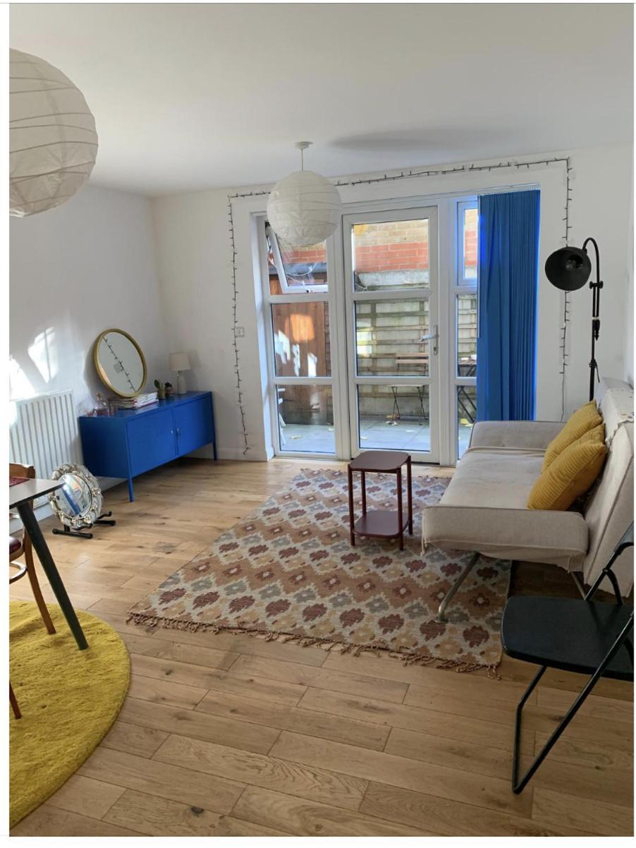 East Two Bedroom With Private Patio - Entire * Londres