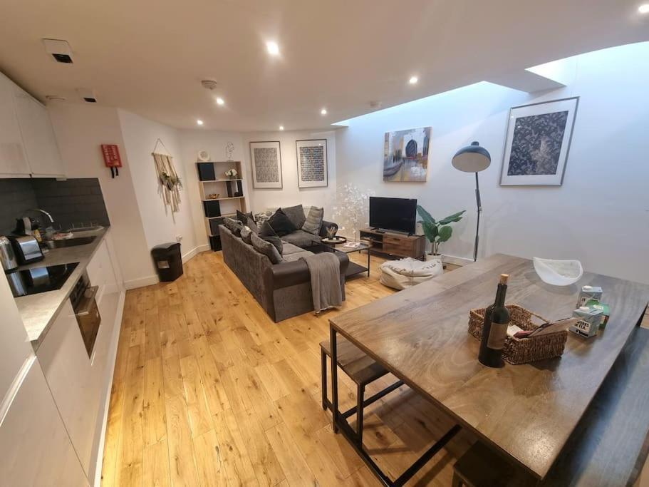 Large Duplex Flat At Bridge Apartment