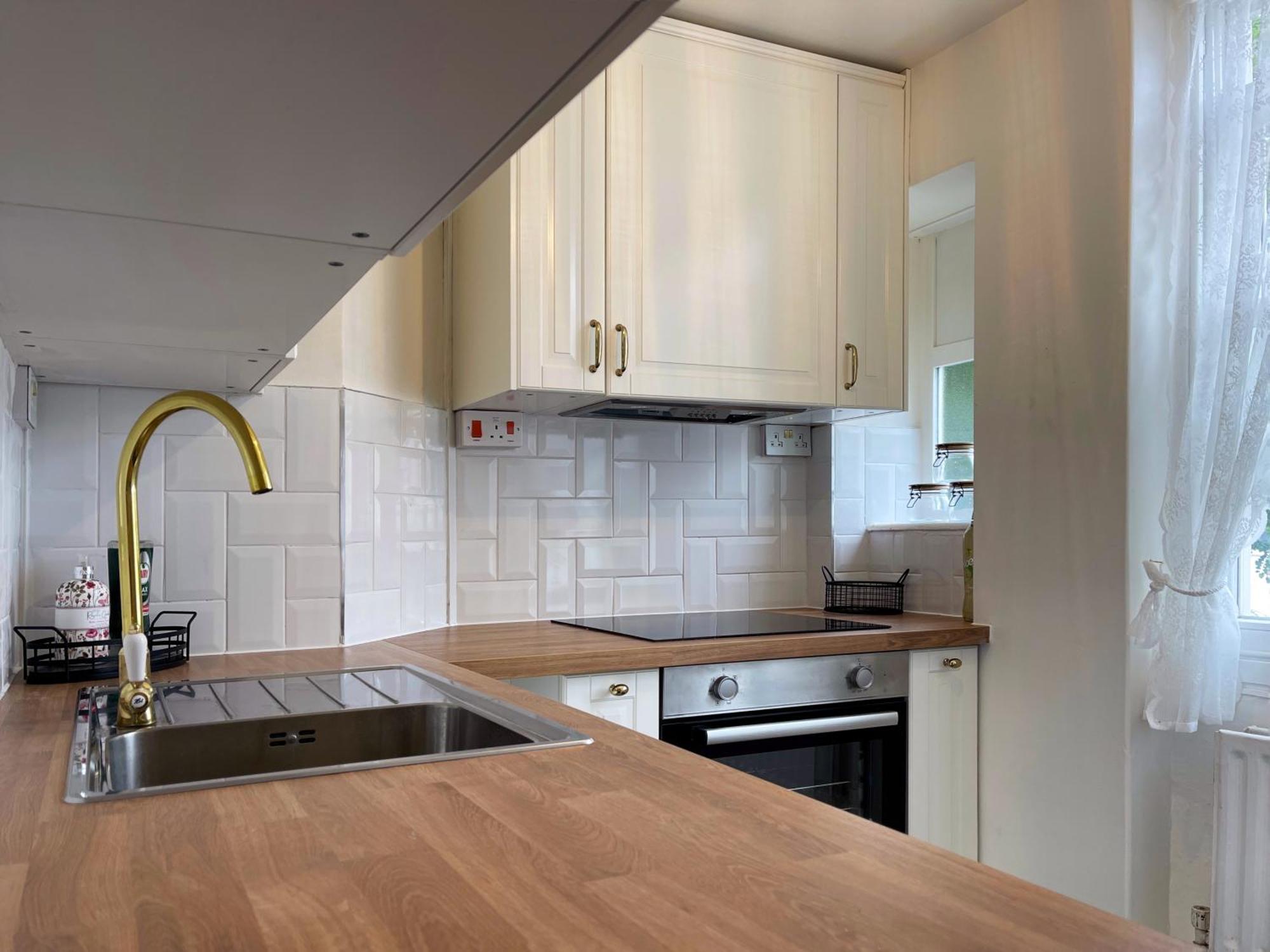 Harper's Place Near Kings Cross - 2 Double Beds, 1 Sofa Bed, Great Location, Ideal For Families London