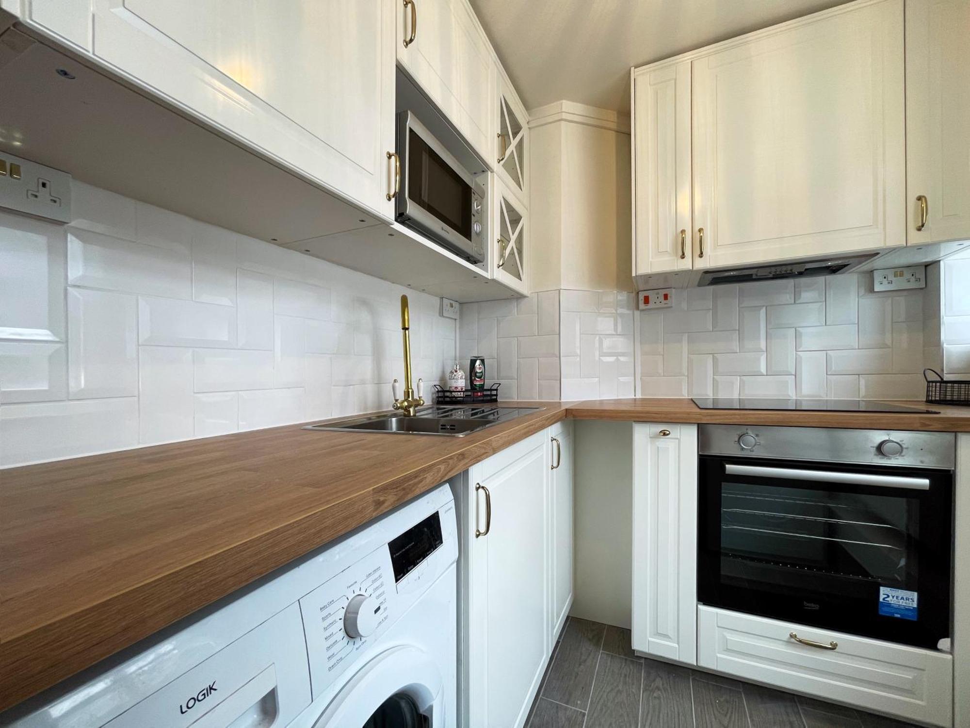 Harper's Place Near Kings Cross - 2 Double Beds, 1 Sofa Bed, Great Location, Ideal For Families *