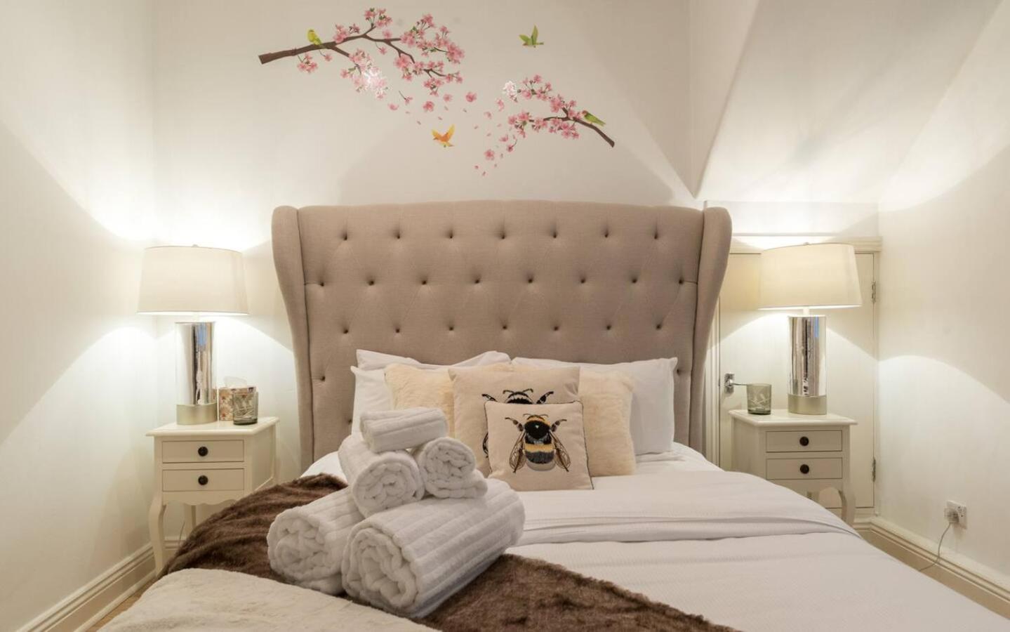 Spacious 1 Bed Sloane Square * London
