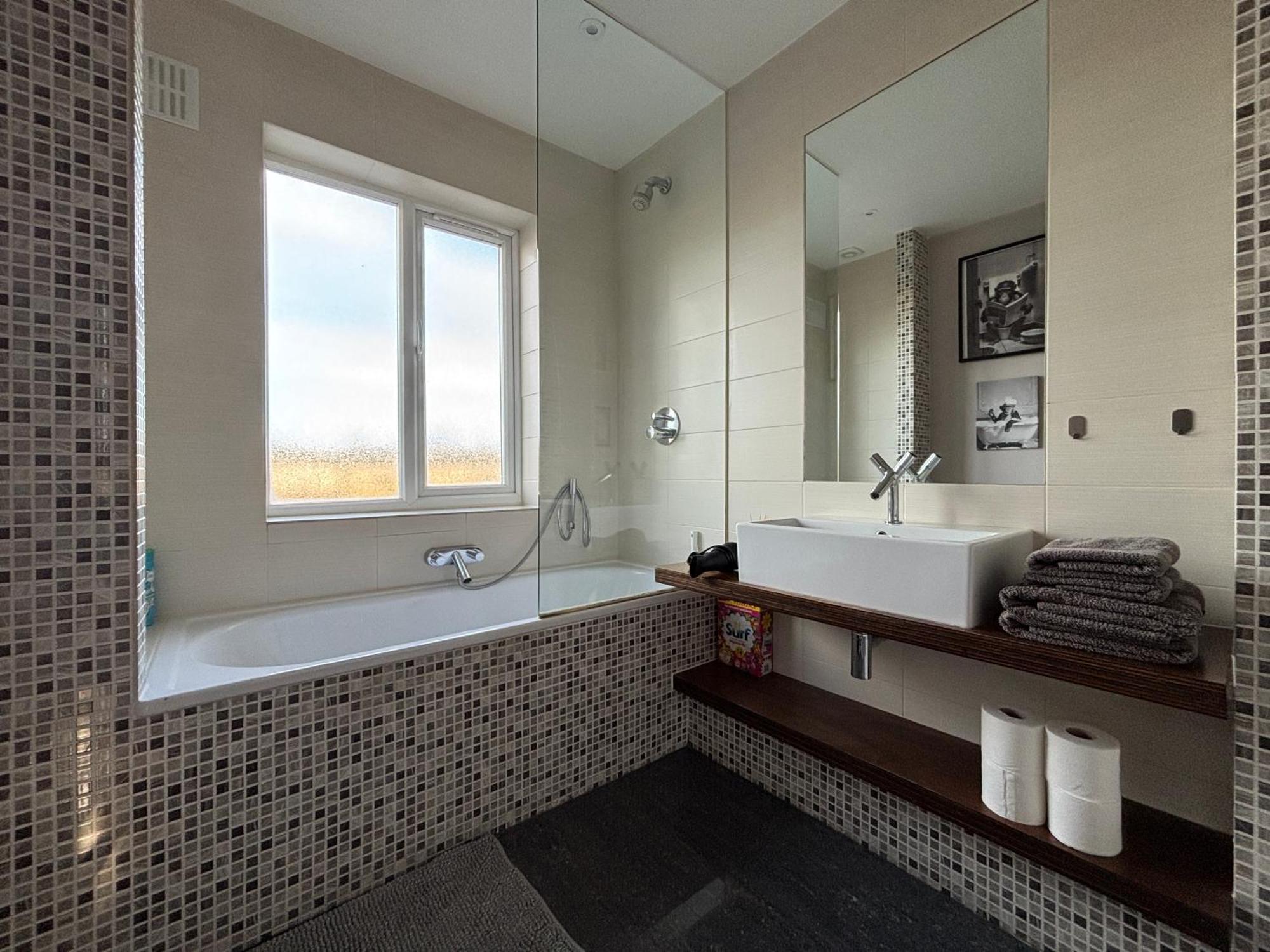 Entire House Floor Perfect For Couples & Freelancers - Available For Single Too Pensión