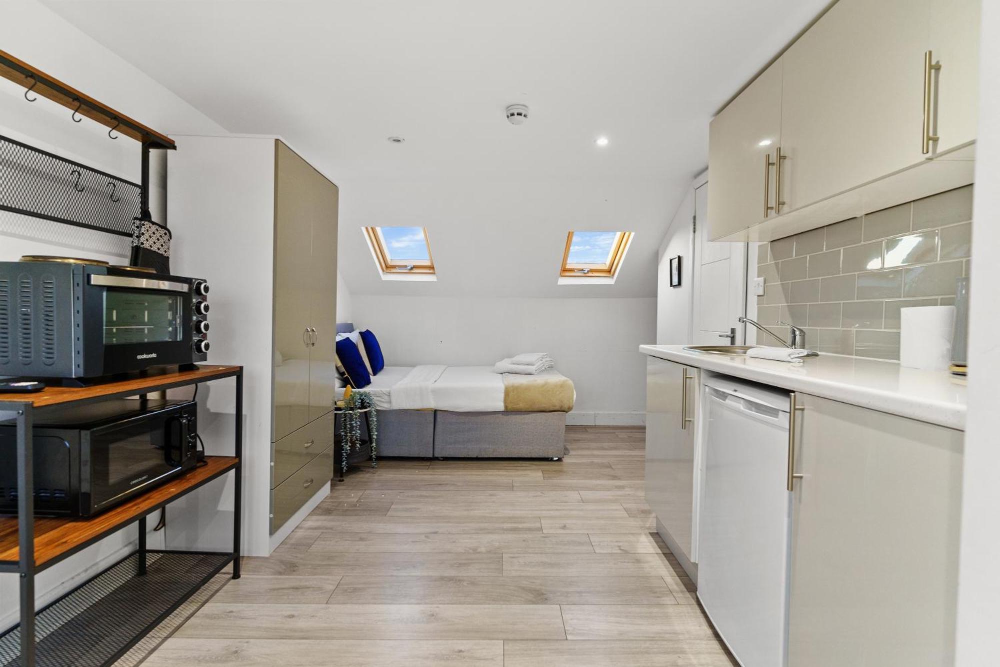 Modern Studio By Livestay Short Lets & Serviced *