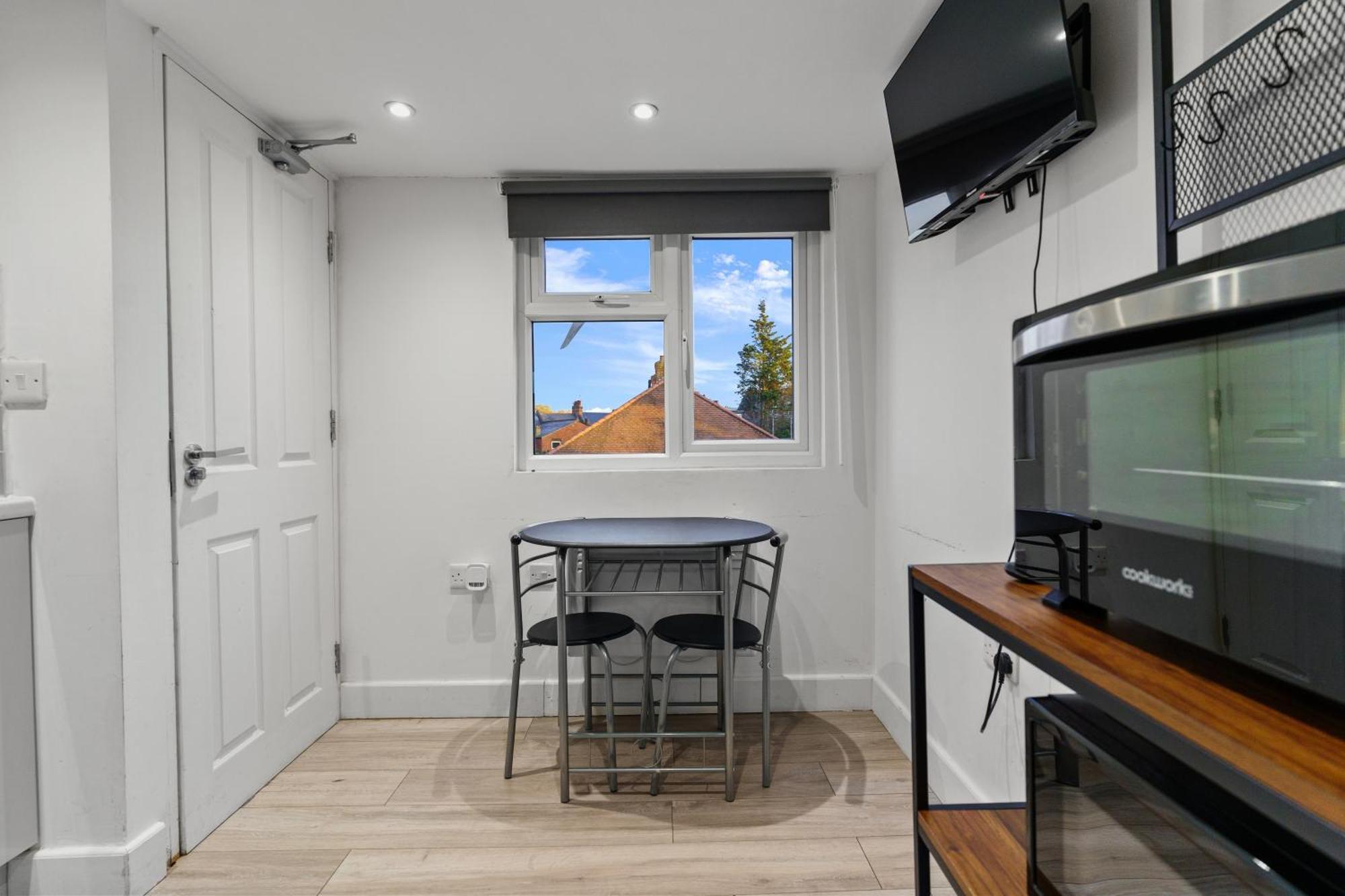 Modern Studio By Livestay Short Lets & Serviced * Londen