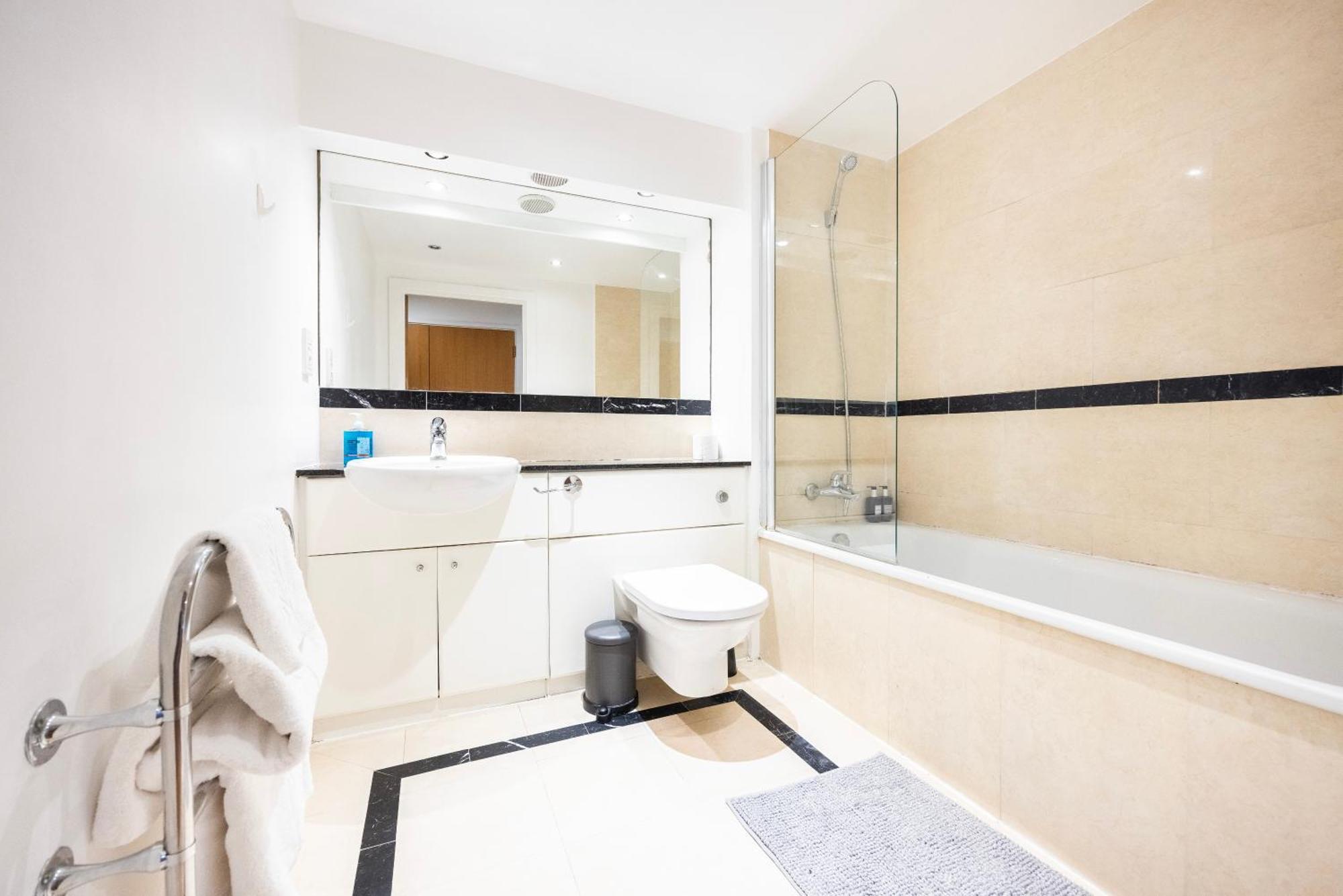 Crowne Views By Austin David Apartment London