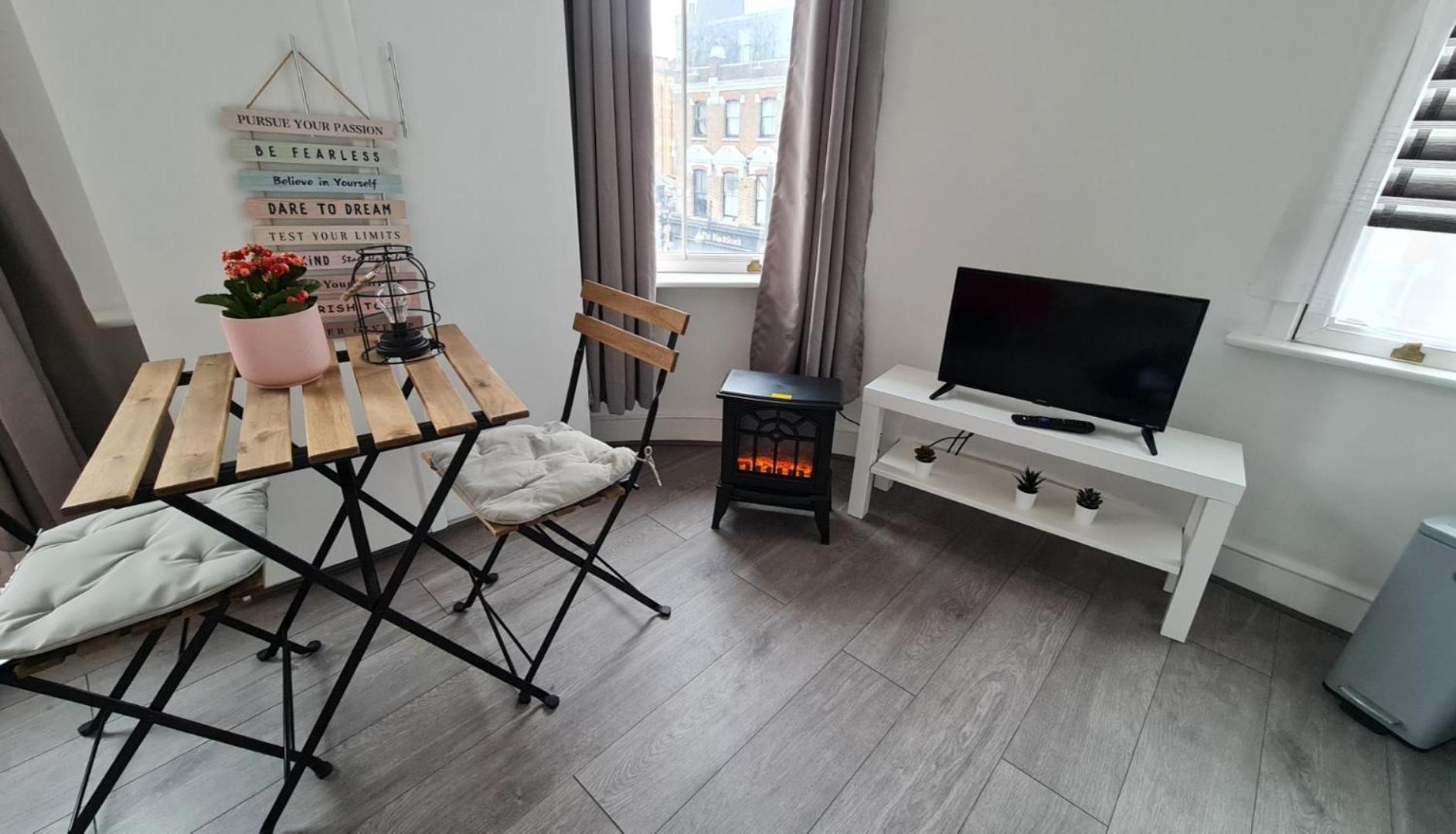 Cosy With Kitchenette And Private Bathroom - 15mins To London! *