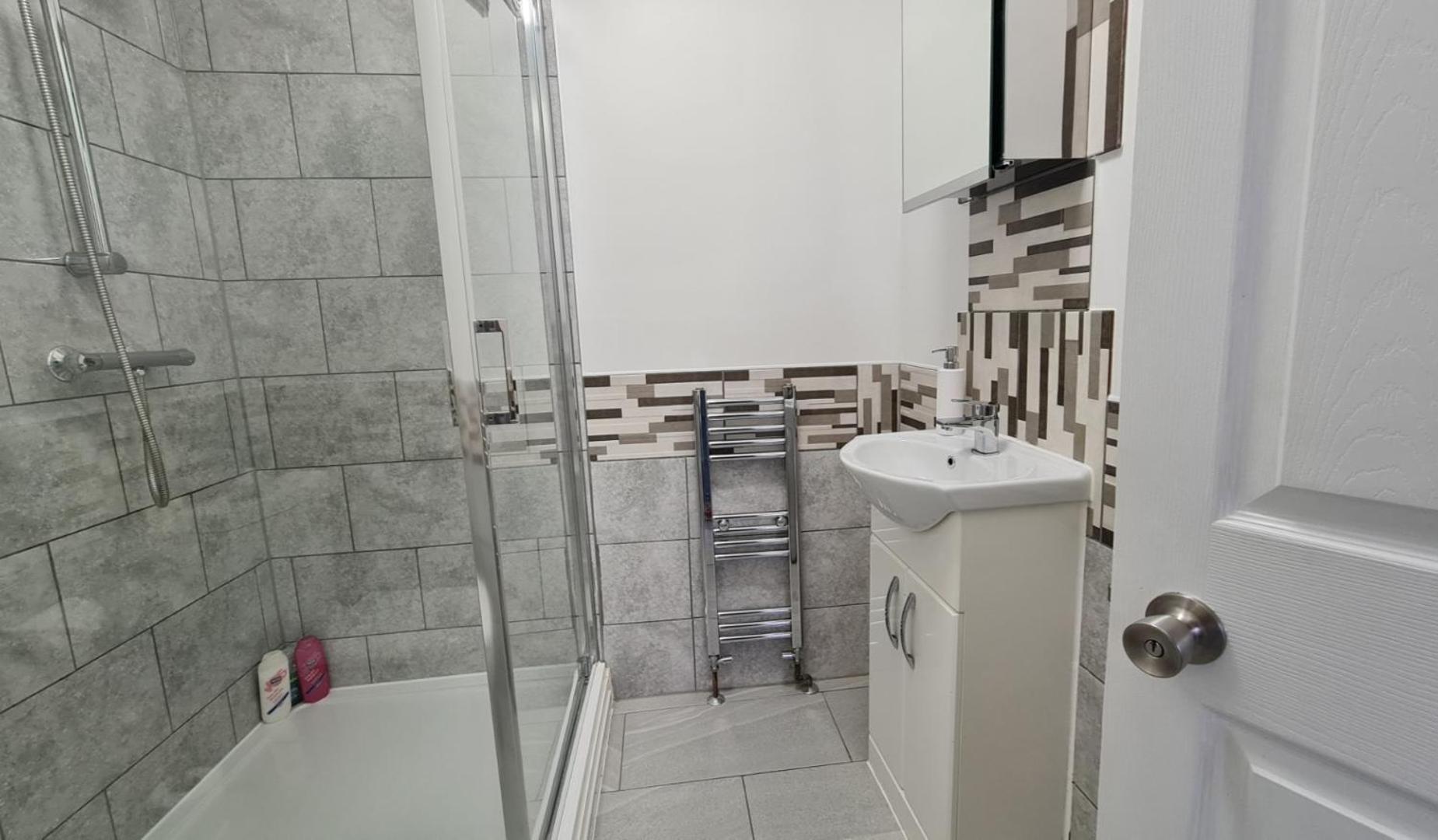 Cosy With Kitchenette And Private Bathroom - 15mins To London!