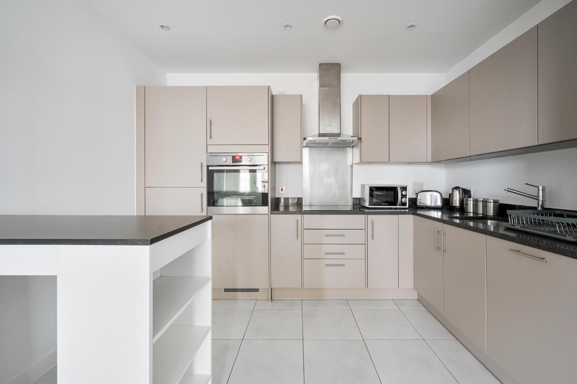 Canary Chic 2 Bedroom With Marina Views Apartment *