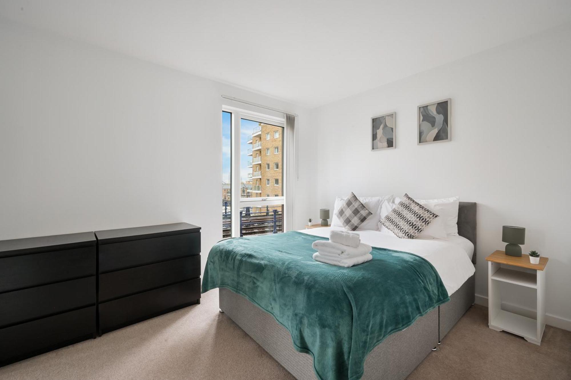 Canary Chic 2 Bedroom With Marina Views Apartment