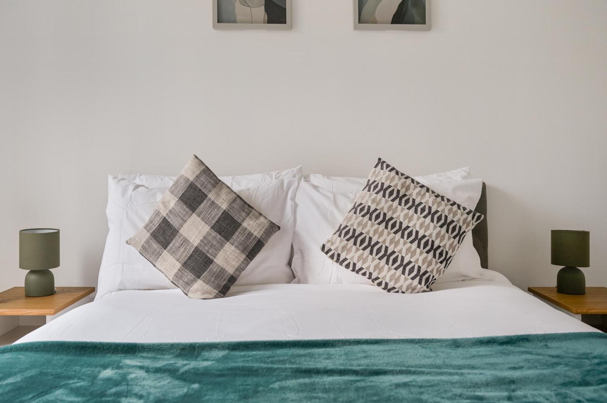 Canary Chic 2 Bedroom With Marina Views Apartment London