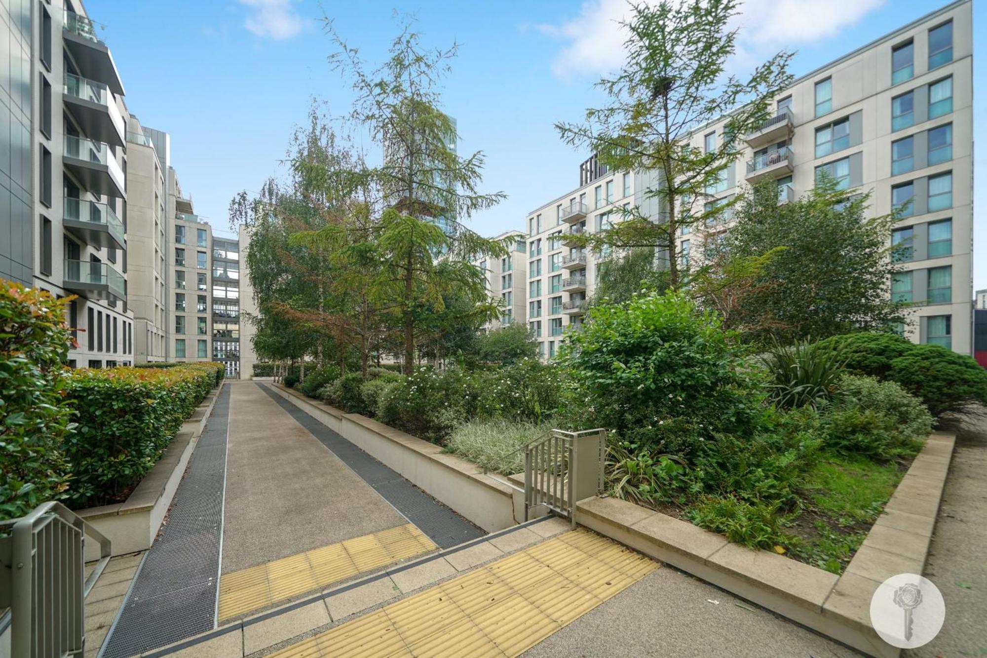 Amazing 2 Bedroom Flat In E20 Apartment *