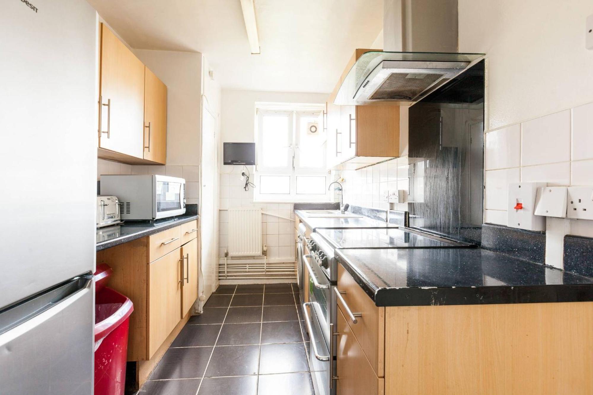 2 Bedroom Flat In Good Value Location Apartment