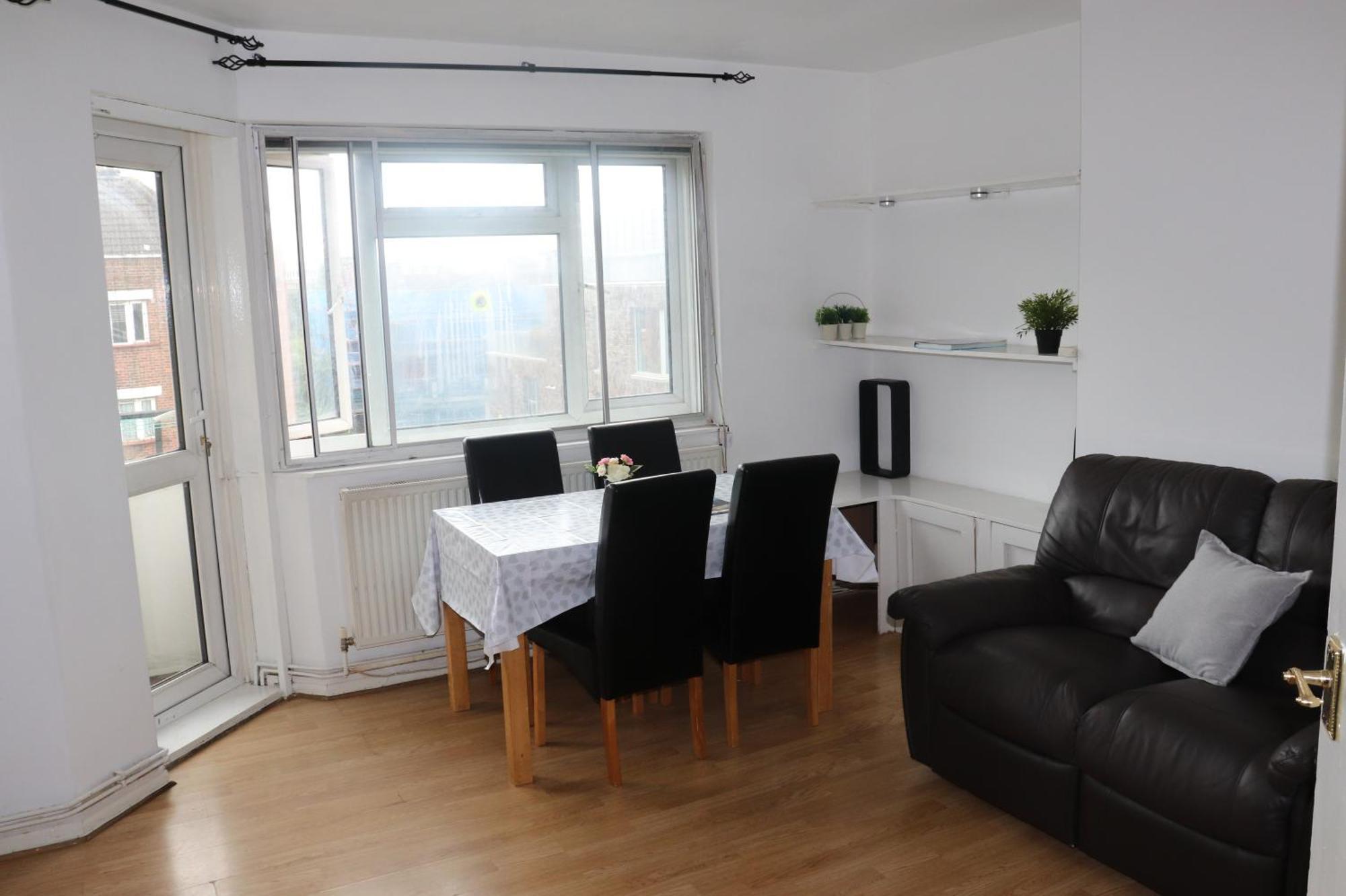 Apartment 2 Bedroom Flat In Good Value Location *