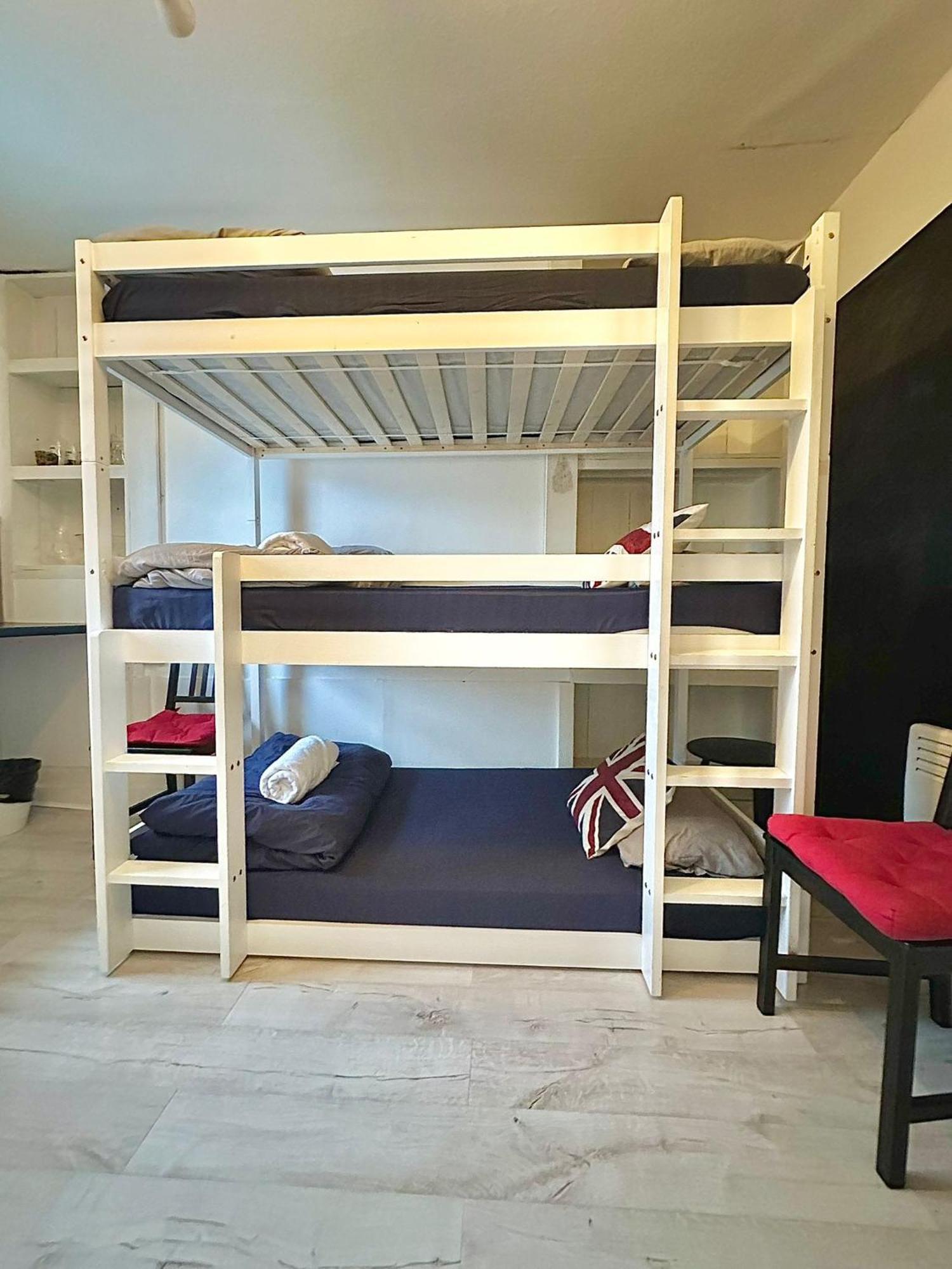 81 Guest house *