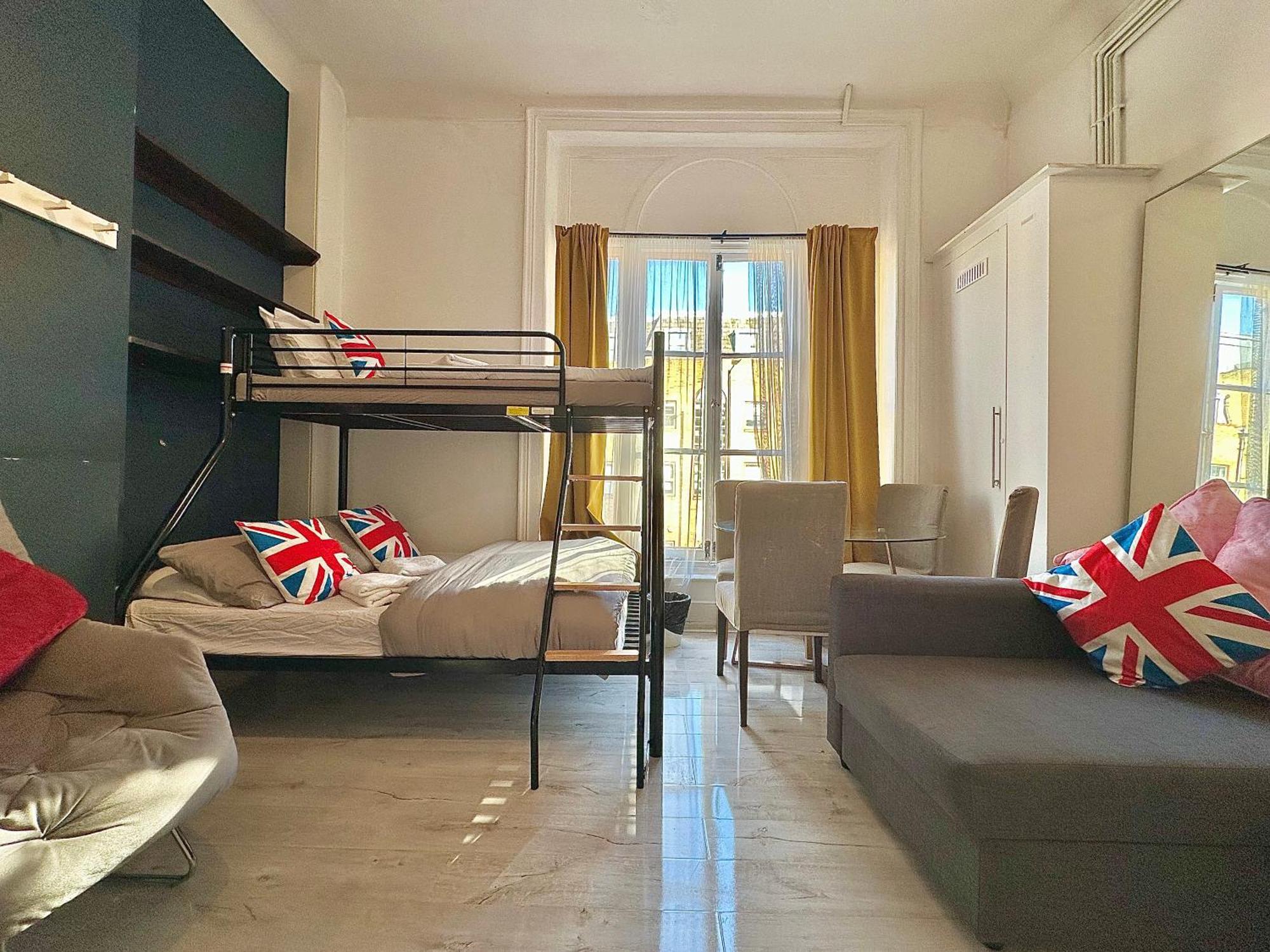 81 Guest house *