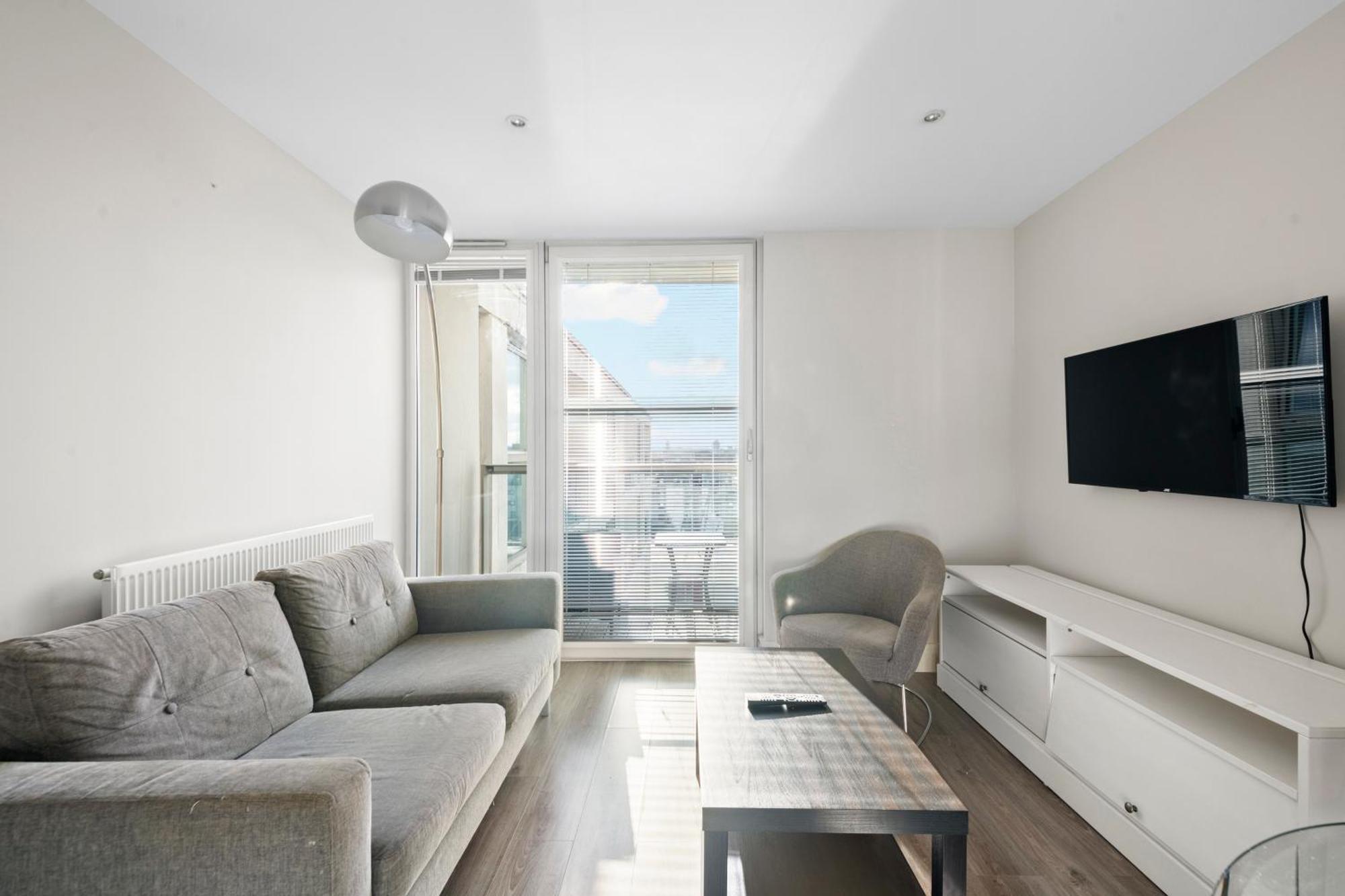 Londwell, Canary Wharf Skyline Balcony Apartment