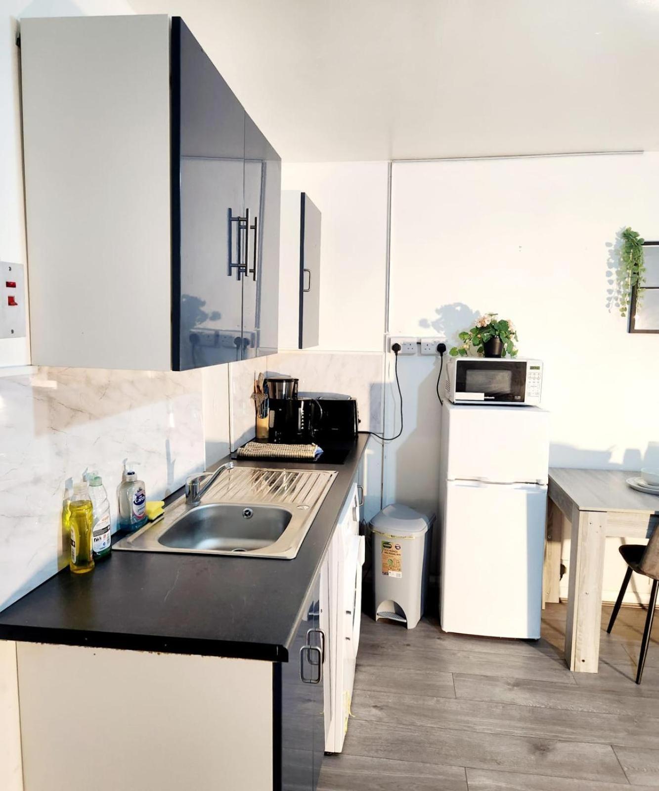 New Deluxe Apt-2 *