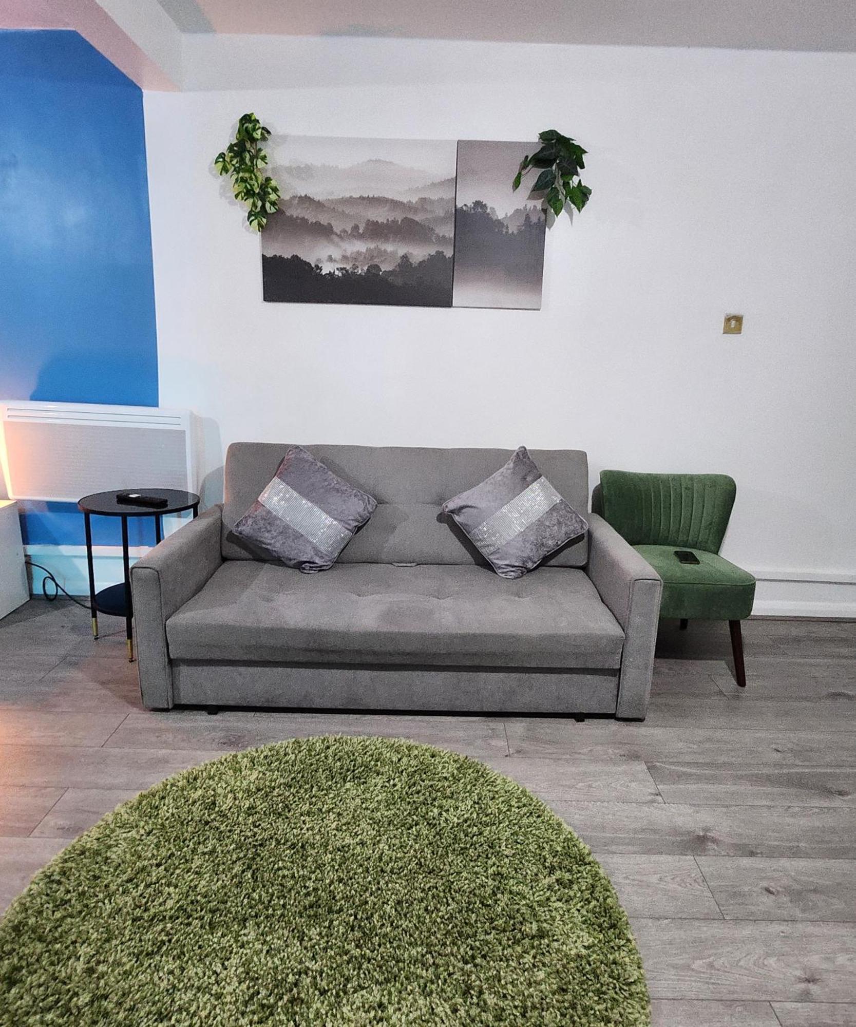 New Deluxe Apt-2 London