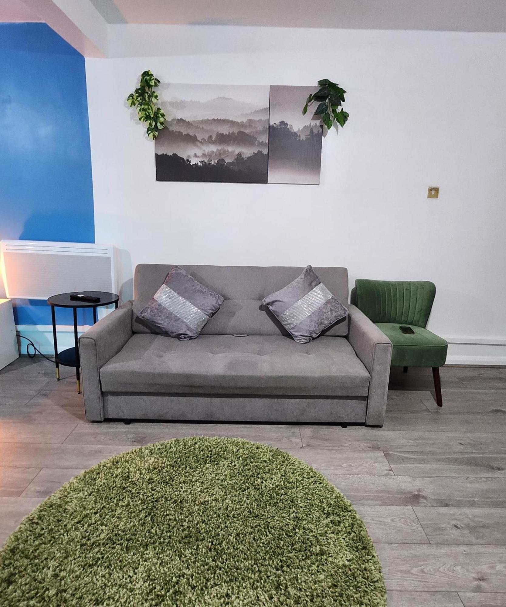 New Deluxe Apt-2 * London