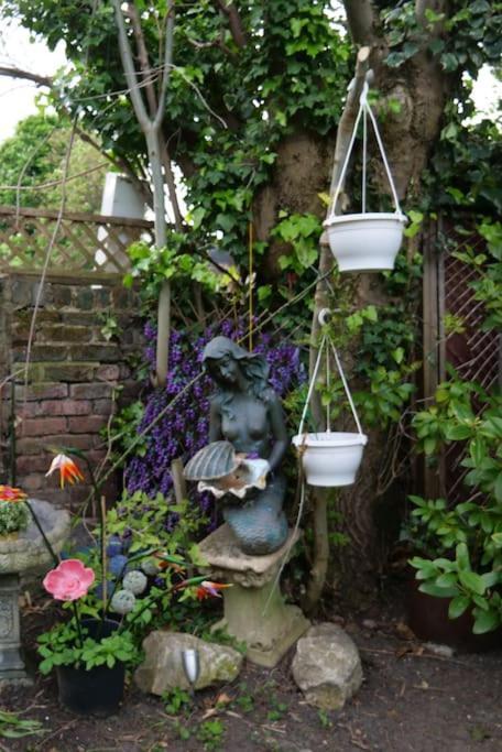 Appartement Charming Garden Hideaway! Londen