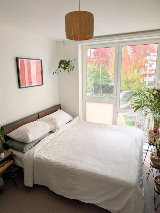 Apartment Modern East Apt, 3 Bedrooms, 2 Bathrooms *