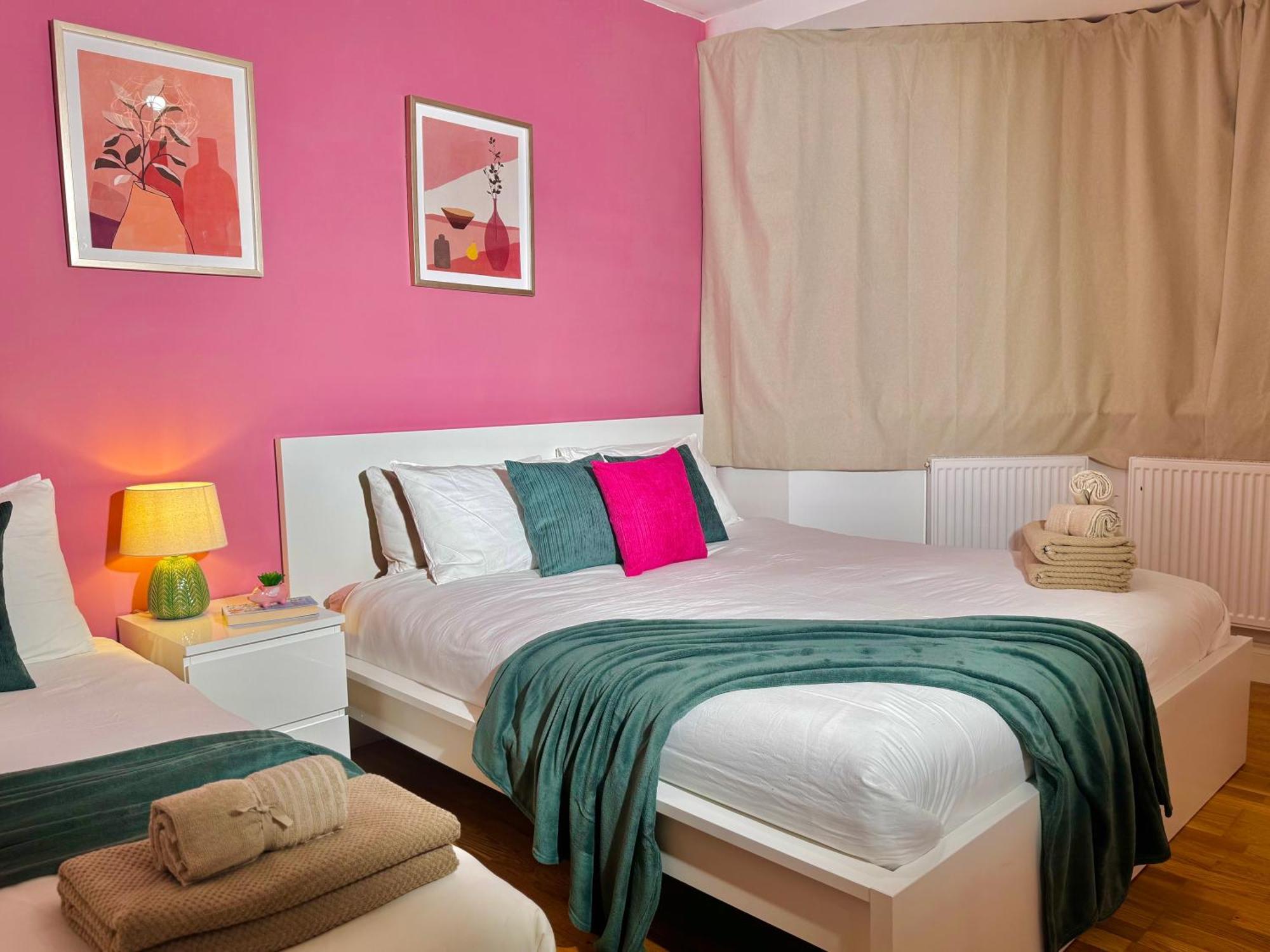 Modern 1-bed 30min To & Parking Apartment