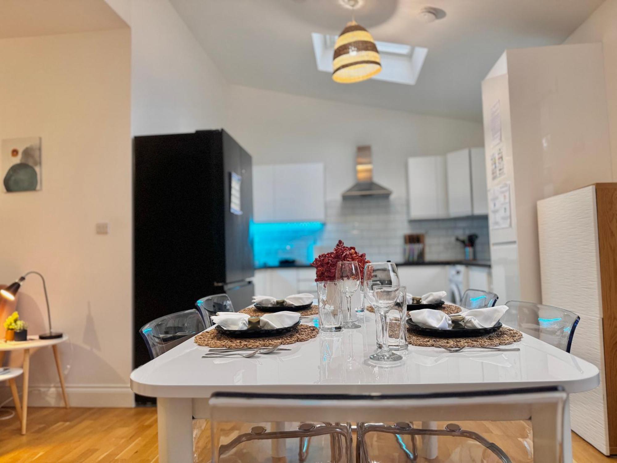 Modern 1-bed 30min To & Parking Apartment