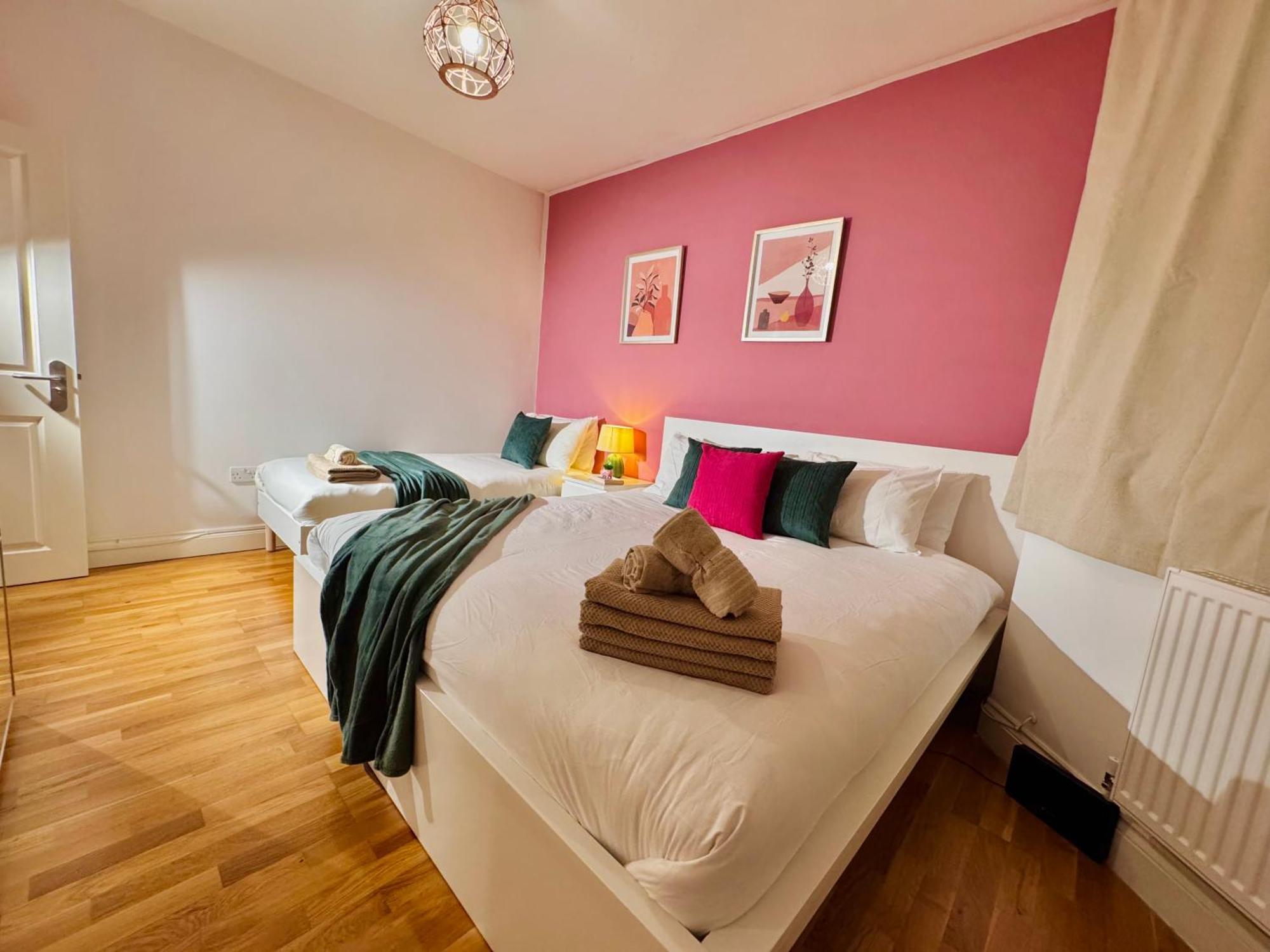 Modern 1-bed 30min To & Parking Apartment