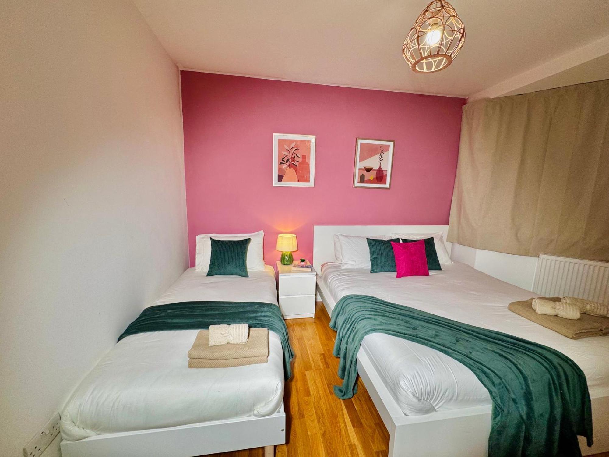Modern 1-bed 30min To & Parking Apartment