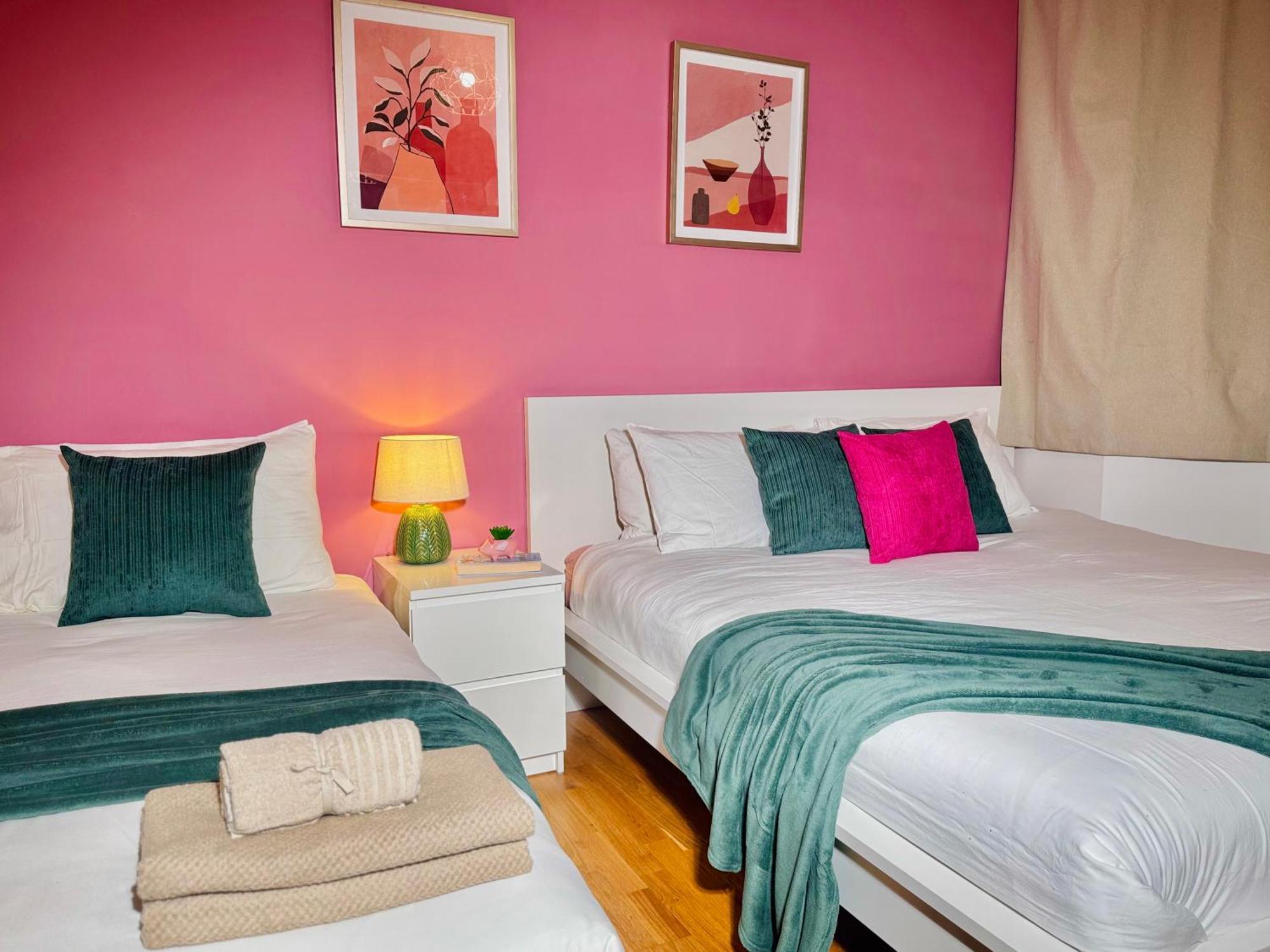 Modern 1-bed 30min To & Parking Apartment *