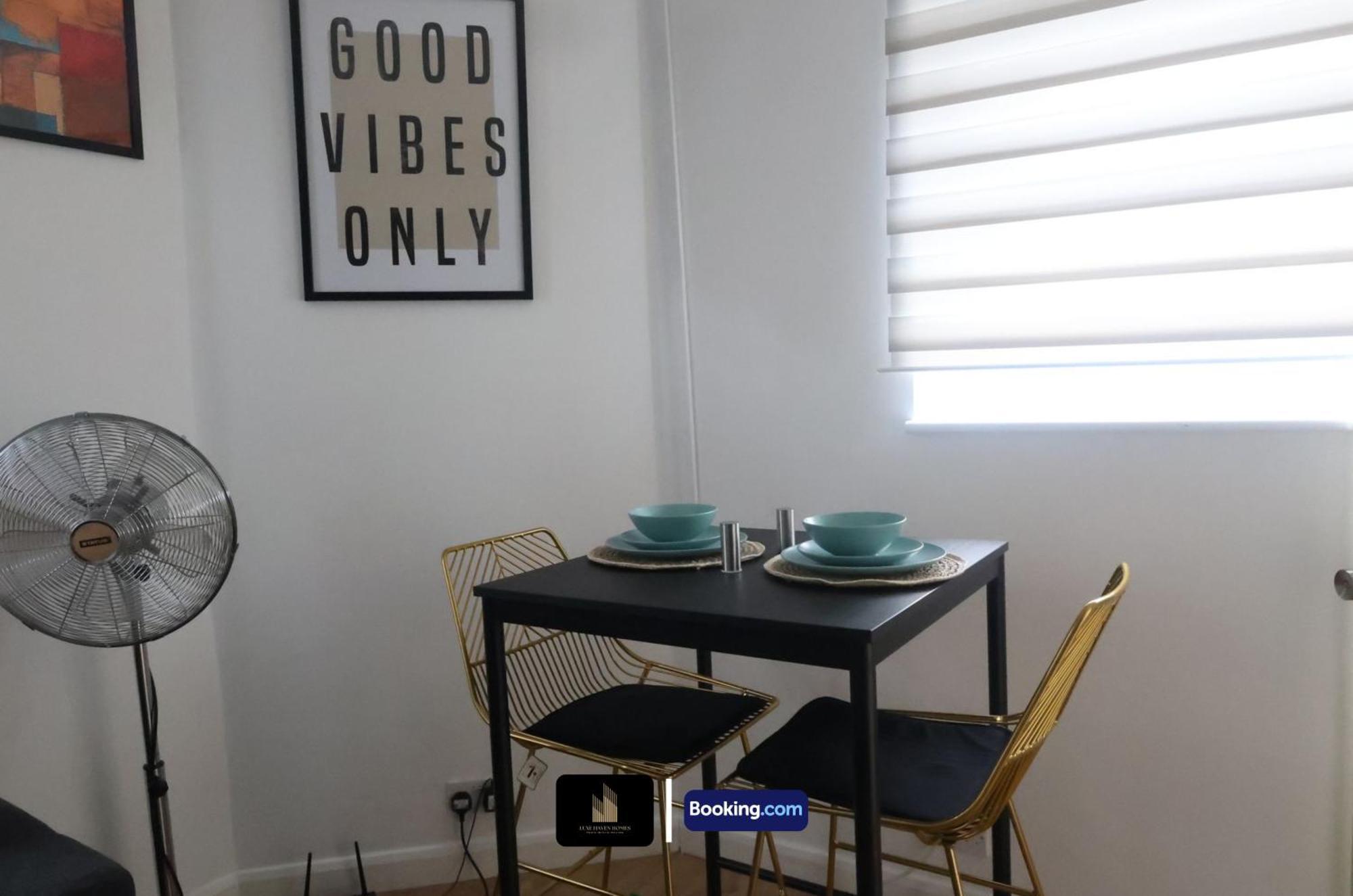 Stylish 2 Bedroom By Luxe Haven Homes Short Lets & Serviced Canning Town Greater With Free Wifi
