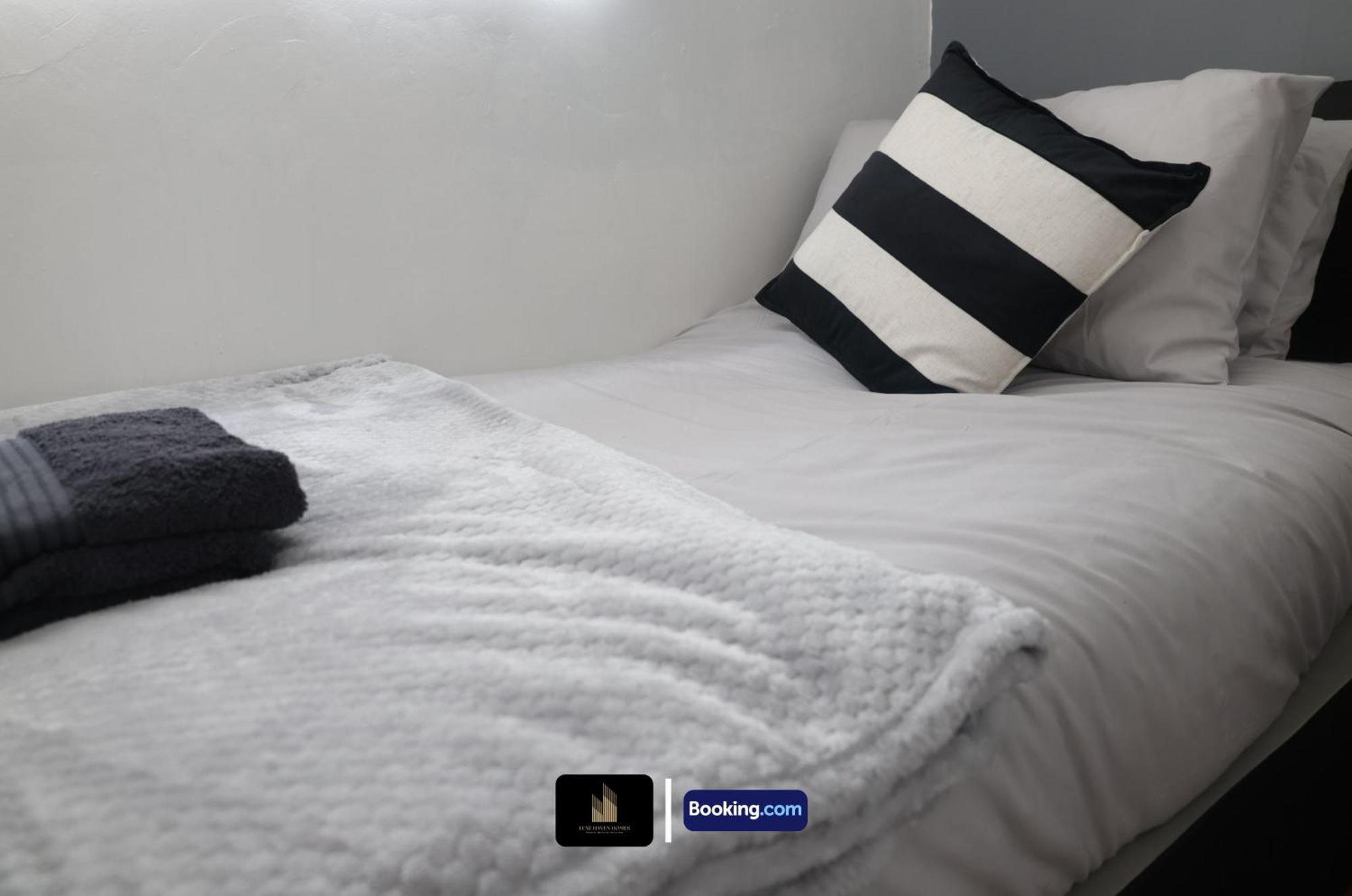 Stylish 2 Bedroom By Luxe Haven Homes Short Lets & Serviced Canning Town Greater With Free Wifi Apartment London