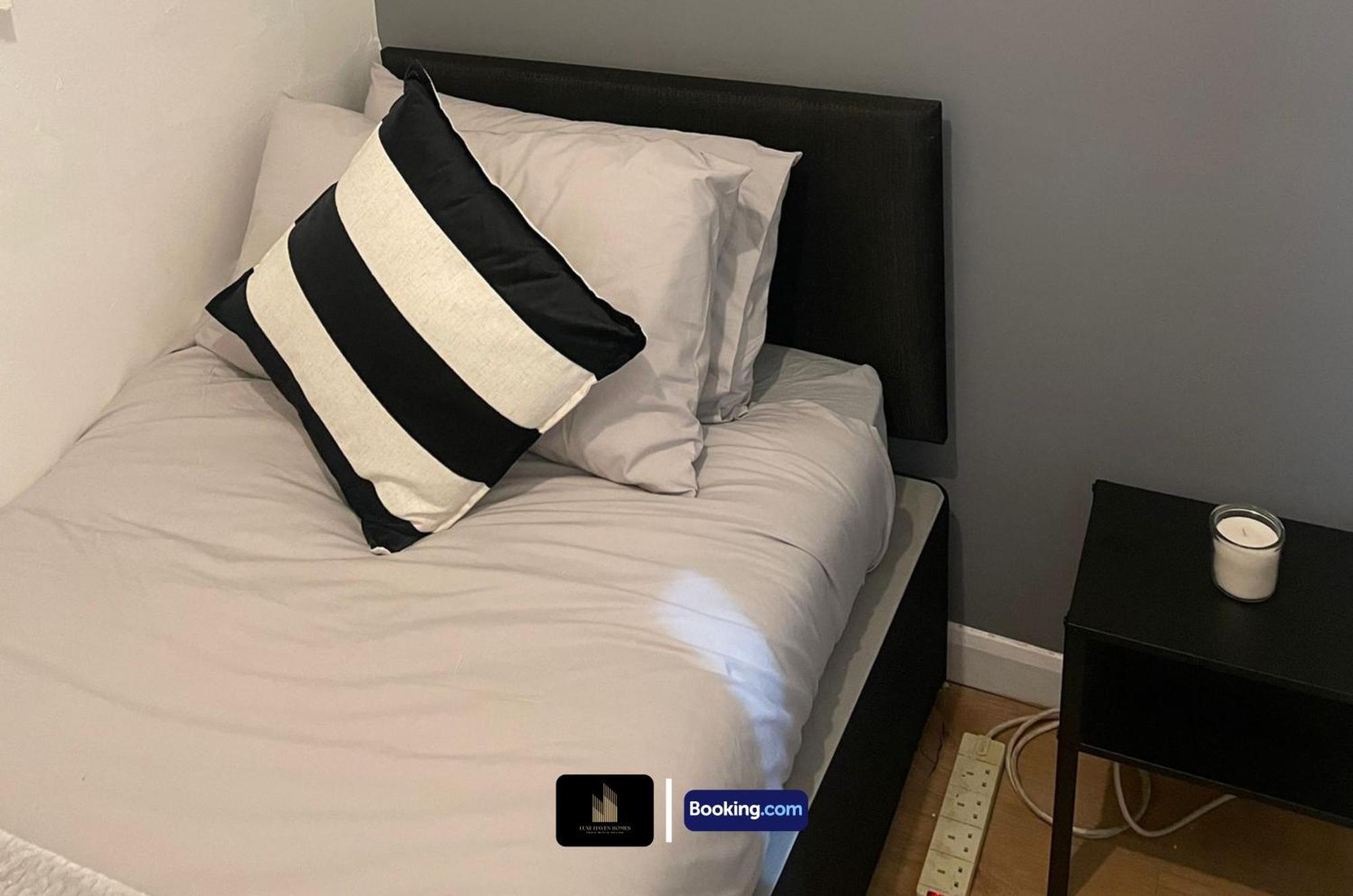 Stylish 2 Bedroom By Luxe Haven Homes Short Lets & Serviced Canning Town Greater With Free Wifi *