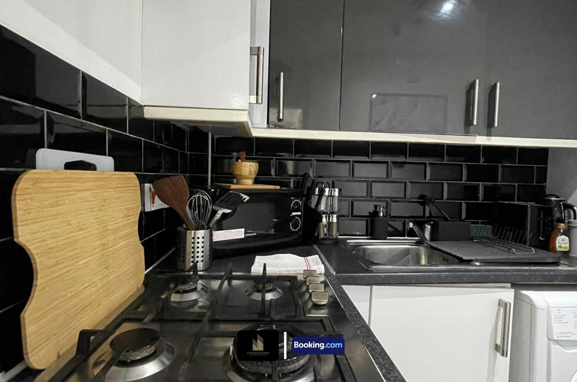 Stylish 2 Bedroom By Luxe Haven Homes Short Lets & Serviced Canning Town Greater With Free Wifi * London