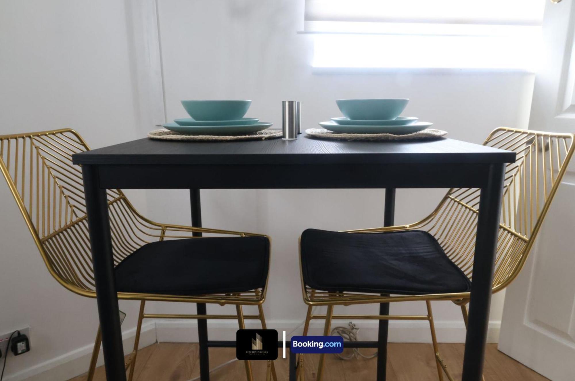 Apartment Stylish 2 Bedroom By Luxe Haven Homes Short Lets & Serviced Canning Town Greater With Free Wifi London