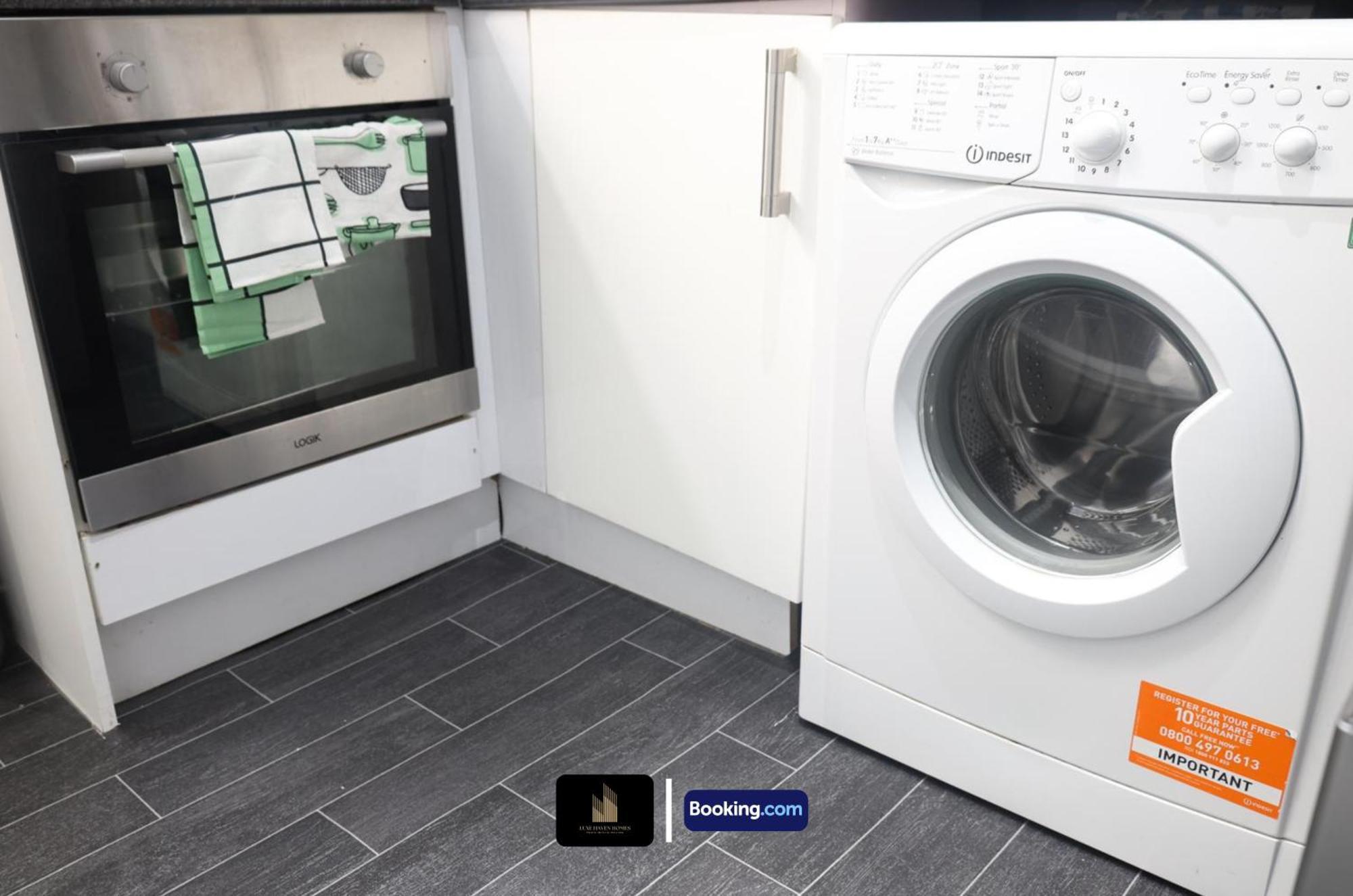 Stylish 2 Bedroom By Luxe Haven Homes Short Lets & Serviced Canning Town Greater With Free Wifi * London