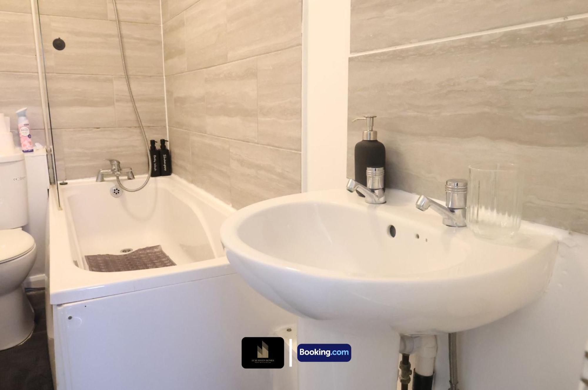 Stylish 2 Bedroom By Luxe Haven Homes Short Lets & Serviced Canning Town Greater With Free Wifi London