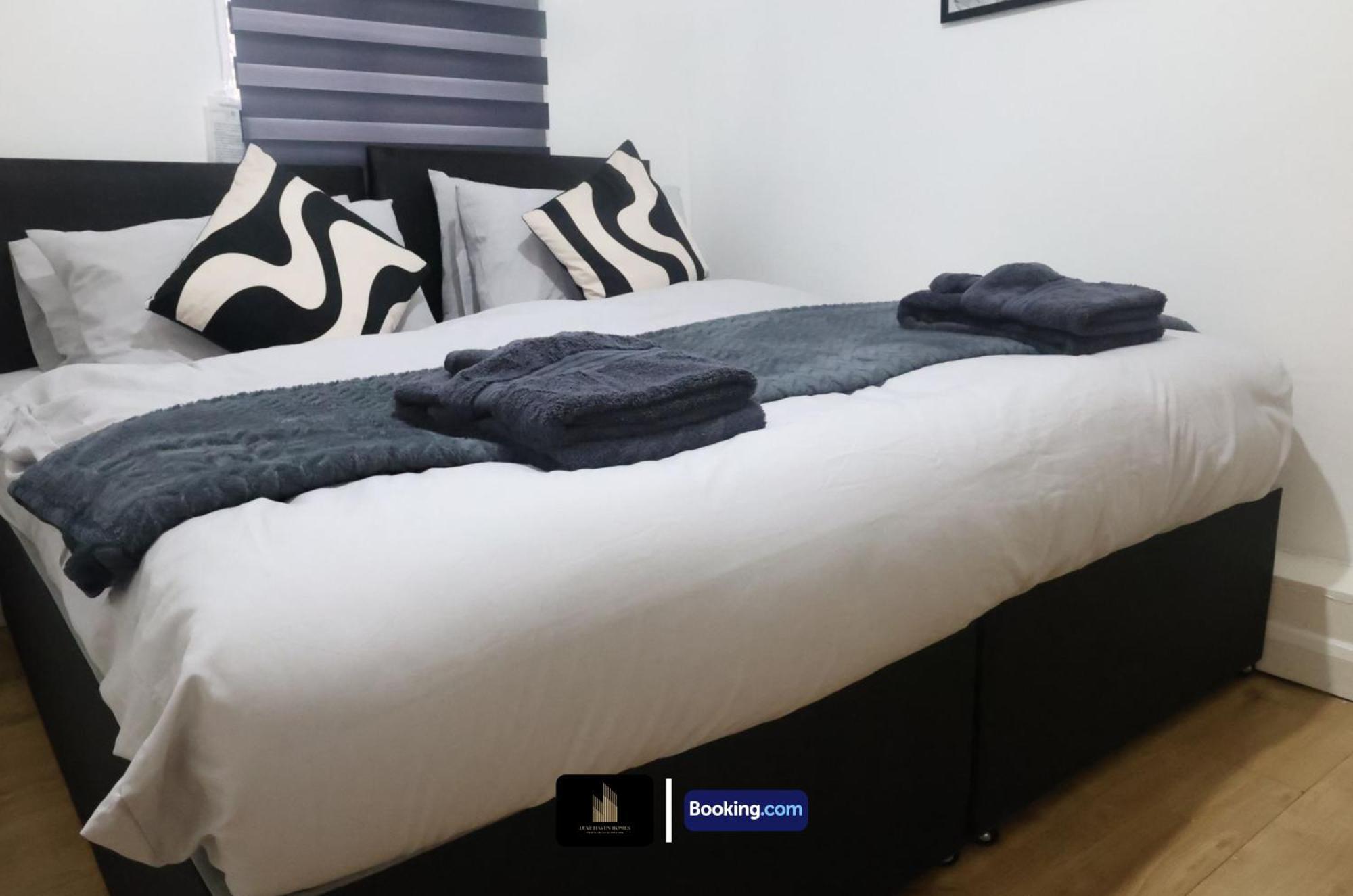 Stylish 2 Bedroom By Luxe Haven Homes Short Lets & Serviced Canning Town Greater With Free Wifi *