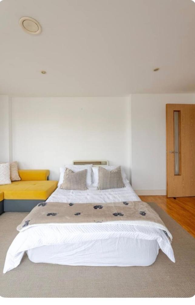 Appartement Amazing River View 2 Bedroom Apartment, Sleeps 6 , Balcony And Parking Londen
